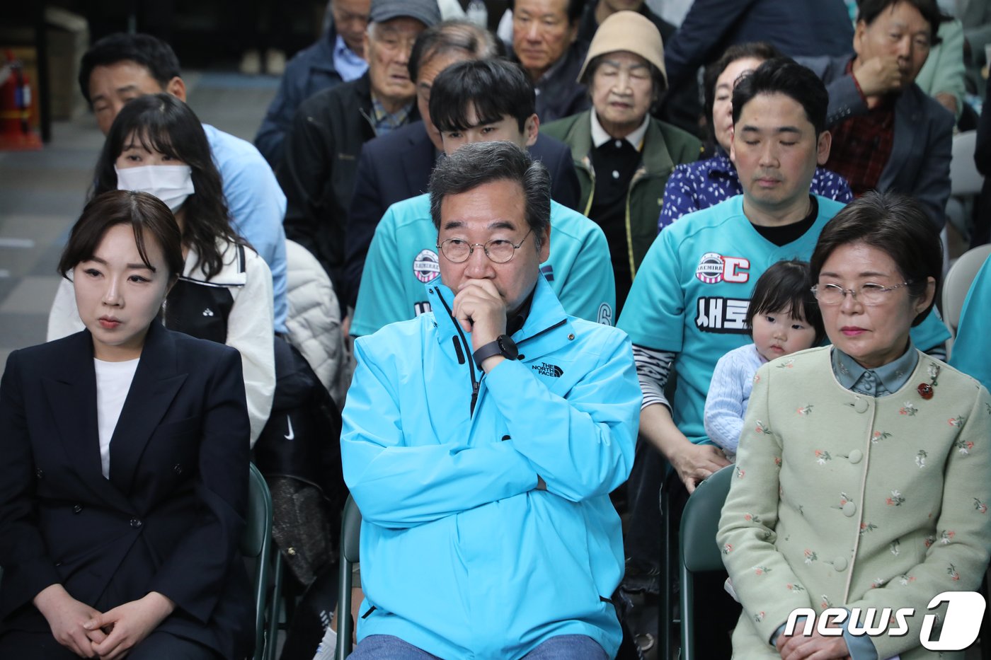 제22회 국회의원 선거일인 10일 오후 광주 광산구 수완동에 위치한 이낙연 새로운미래 대표&#40;광주 광산구을 후보자&#41; 사무실에서 이 후보와 캠프 관계자들이 출구조사 결과를 시청하고 있다. 2024.4.10/뉴스1 ⓒ News1 이수민 기자