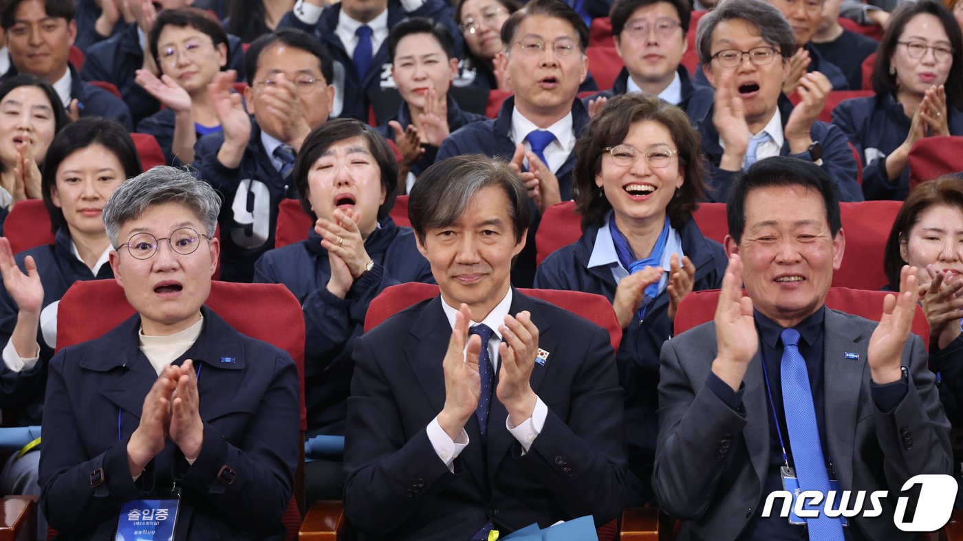 본문 이미지 - 조국 조국혁신당 대표가 10일 서울 여의도 국회에서 개표상황실 출구조사 발표를 시청하고 있다. (공동취재) 2024.4.10/뉴스1 ⓒ News1 송원영 기자