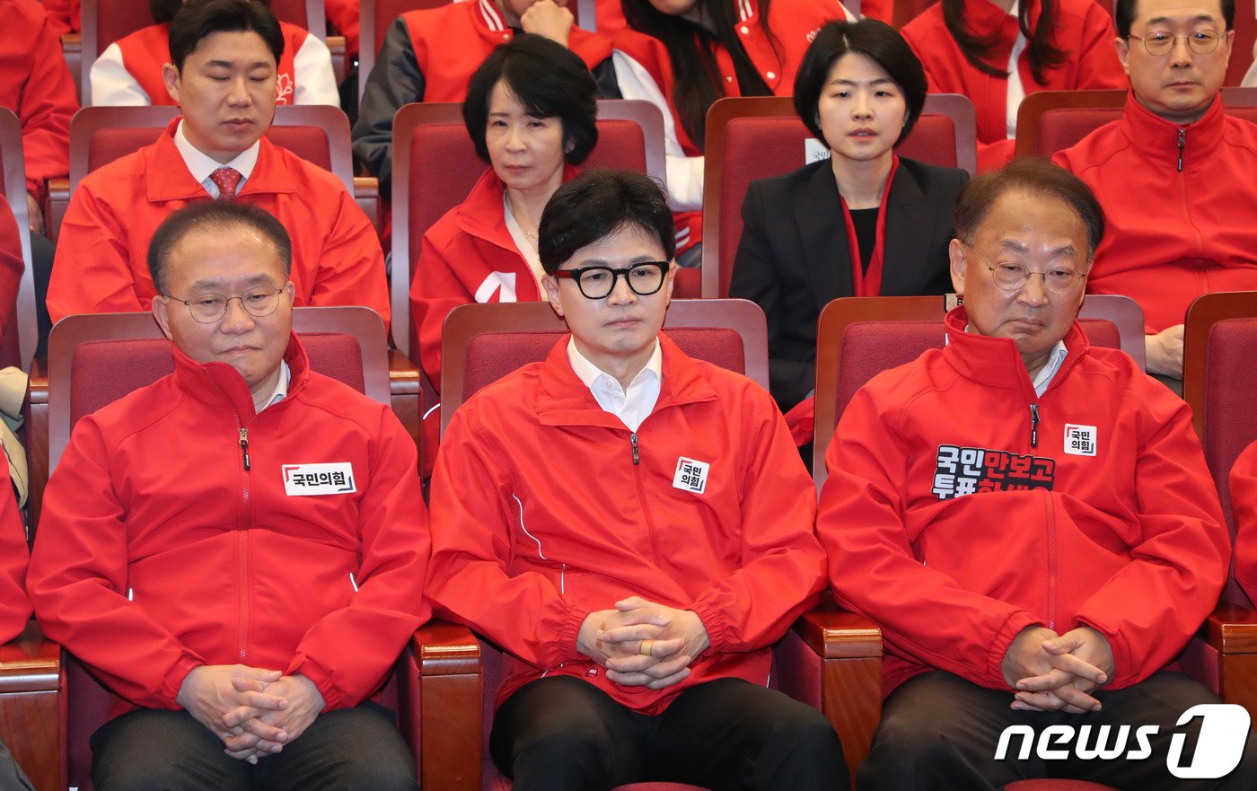 본문 이미지 - 한동훈 국민의힘 비상대책위원장을 비롯한 당직자들이 10일 국회 도서관에 마련된 국회의원선거 개표상황실에서 개표 예측 결과를 보고 있다. (공동취재) 2024.4.10/뉴스1 ⓒ News1 송원영 기자