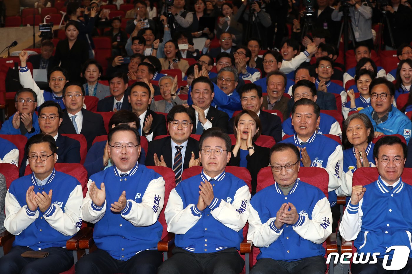 이재명, 이해찬, 김부겸 더불어민주당 상임공동선대위원장, 홍익표 원내대표가 10일 국회 의원회관 종합상황실에서 개표방송을 보며 빅수치고 있다. &#40;공동취재&#41;2024.4.10/뉴스1 ⓒ News1 임세영 기자