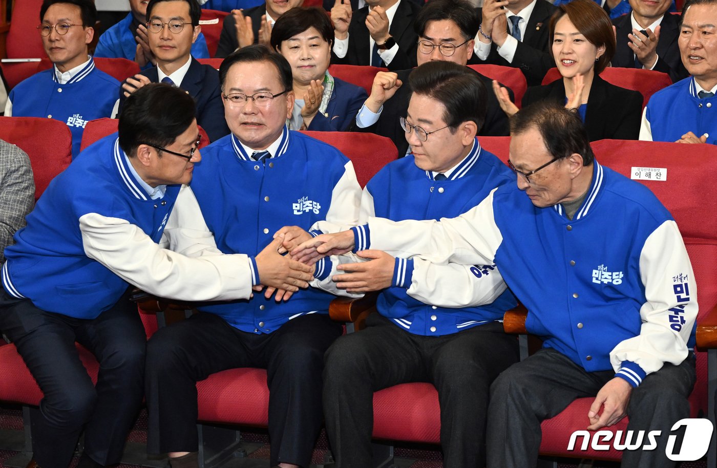 이재명 더불어민주당 대표와 이해찬·김부겸 상임공동선거대책위원장, 홍익표 원내대표가 10일 국회 의원회관에 마련된 제22대 국회의원선거&#40;총선&#41; 민주당 개표 상황실에서 방송사 출구조사 결과를 지켜본 뒤 손을 잡고 있다. &#40;공동취재&#41;2024.4.10/뉴스1 ⓒ News1 임세영 기자