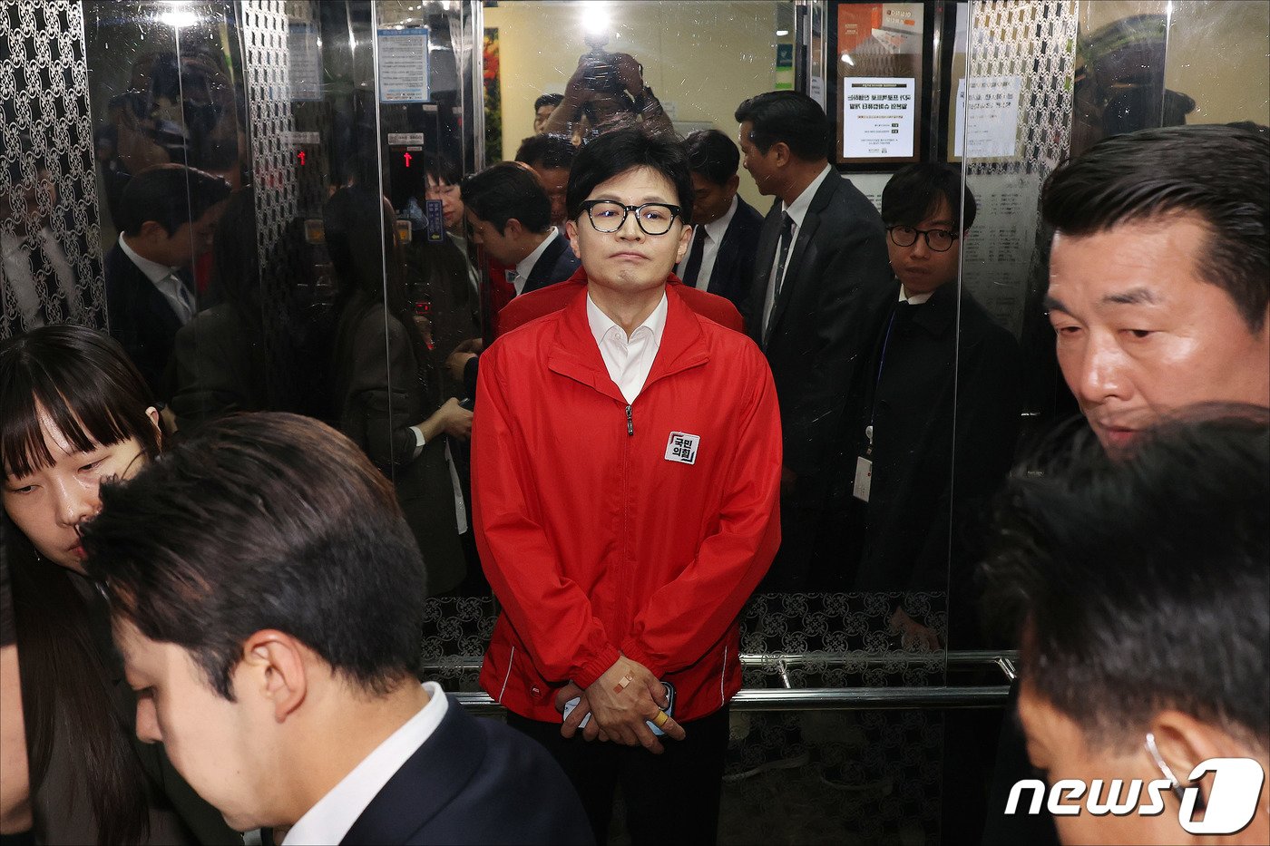 본문 이미지 - 한동훈 국민의힘 비상대책위원장이 10일 오후 서울 여의도 국회도서관 대강당에 마련된 국민의힘 제22대 국회의원선거 개표상황실에서 출구조사 시청 후 입장을 발표한 뒤 떠나고 있다. (공동취재) 2024.4.10/뉴스1 ⓒ News1 송원영 기자