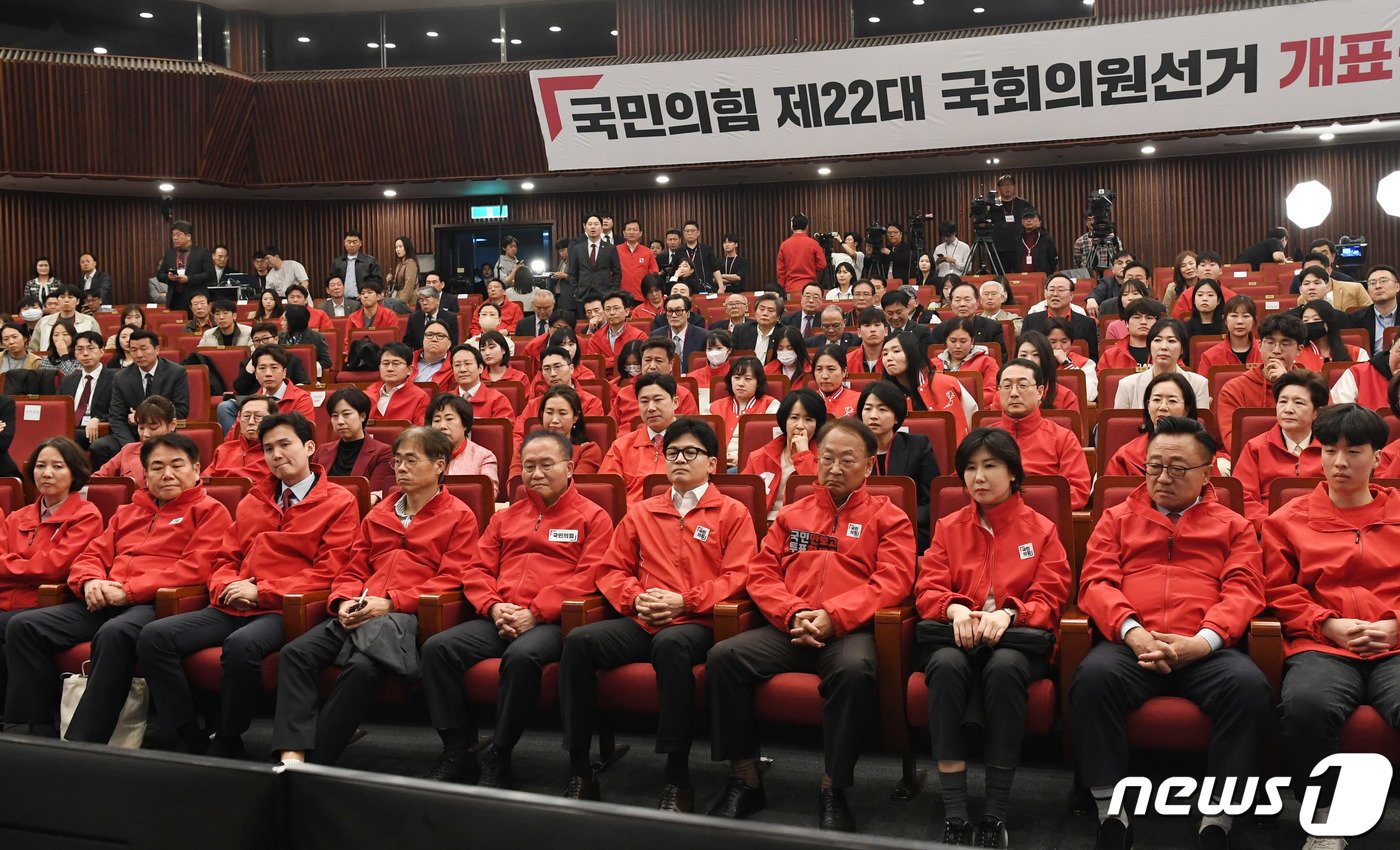 한동훈 국민의힘 비상대책위원장 및 지도부가 10일 오후 서울 여의도 국회도서관에 마련된 국민의힘 개표상황실에서 제22대 국회의원선거 개표방송 출구조사 결과를 시청하고 있다. &#40;공동취재&#41; 2024.4.10/뉴스1 ⓒ News1 송원영 기자