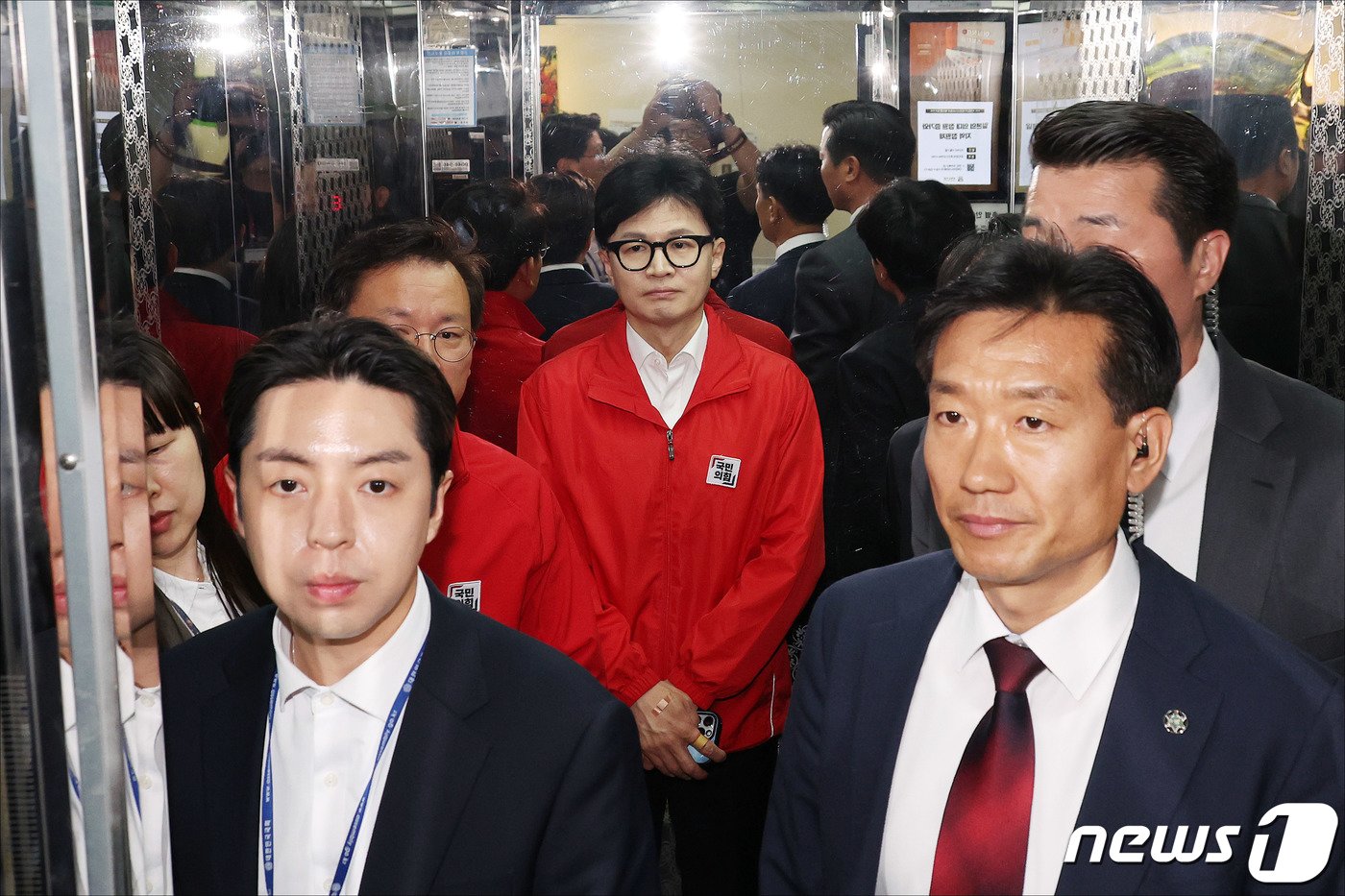 본문 이미지 - 한동훈 국민의힘 비상대책위원장이 10일 오후 서울 여의도 국회도서관 대강당에 마련된 국민의힘 제22대 국회의원선거 개표상황실에서 출구조사 시청 후 입장을 발표한 뒤 떠나고 있다. (공동취재) 2024.4.10/뉴스1 ⓒ News1 송원영 기자