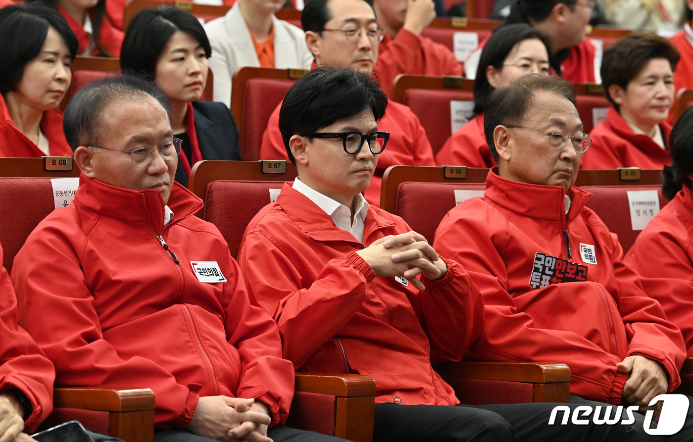 (서울=뉴스1) 송원영 기자 = 10일 한동훈(가운데)국민의힘 비대원장을 비롯한 당 관계자들이 지상사방송의 총선출구조사 결과발표 굳은 표정으로 지켜보고 있다. 윤재옥(왼쪽)원내대표 …