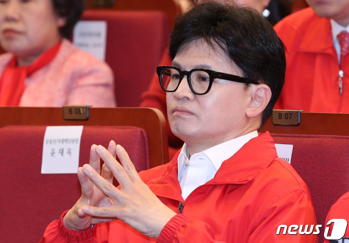 본문 이미지 - 한동훈 국민의힘 비상대책위원장이 10일 오후 서울 여의도 국회도서관에 마련된 국민의힘 제22대 국회의원선거 개표상황실에서 방송사의 출구조사 결과 발표에 어두운 표정을 보이고 있다. &#40;공동취재&#41; 2024.4.10/뉴스1 ⓒ News1 송원영 기자