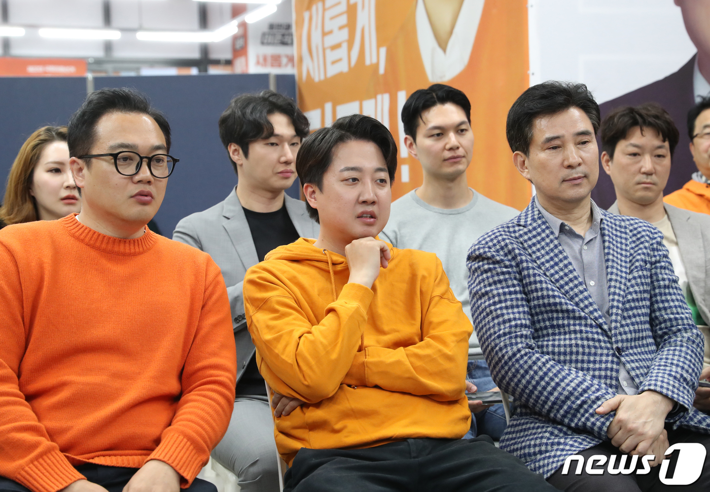 (화성=뉴스1) 김영운 기자 = 이준석 개혁신당 화성을 후보가 10일 오후 경기 화성시 동탄대로 라스플로레스에 위치한 선거사무소에서 제22대 국회의원 선거 출구조사 결과를 보고 있 …