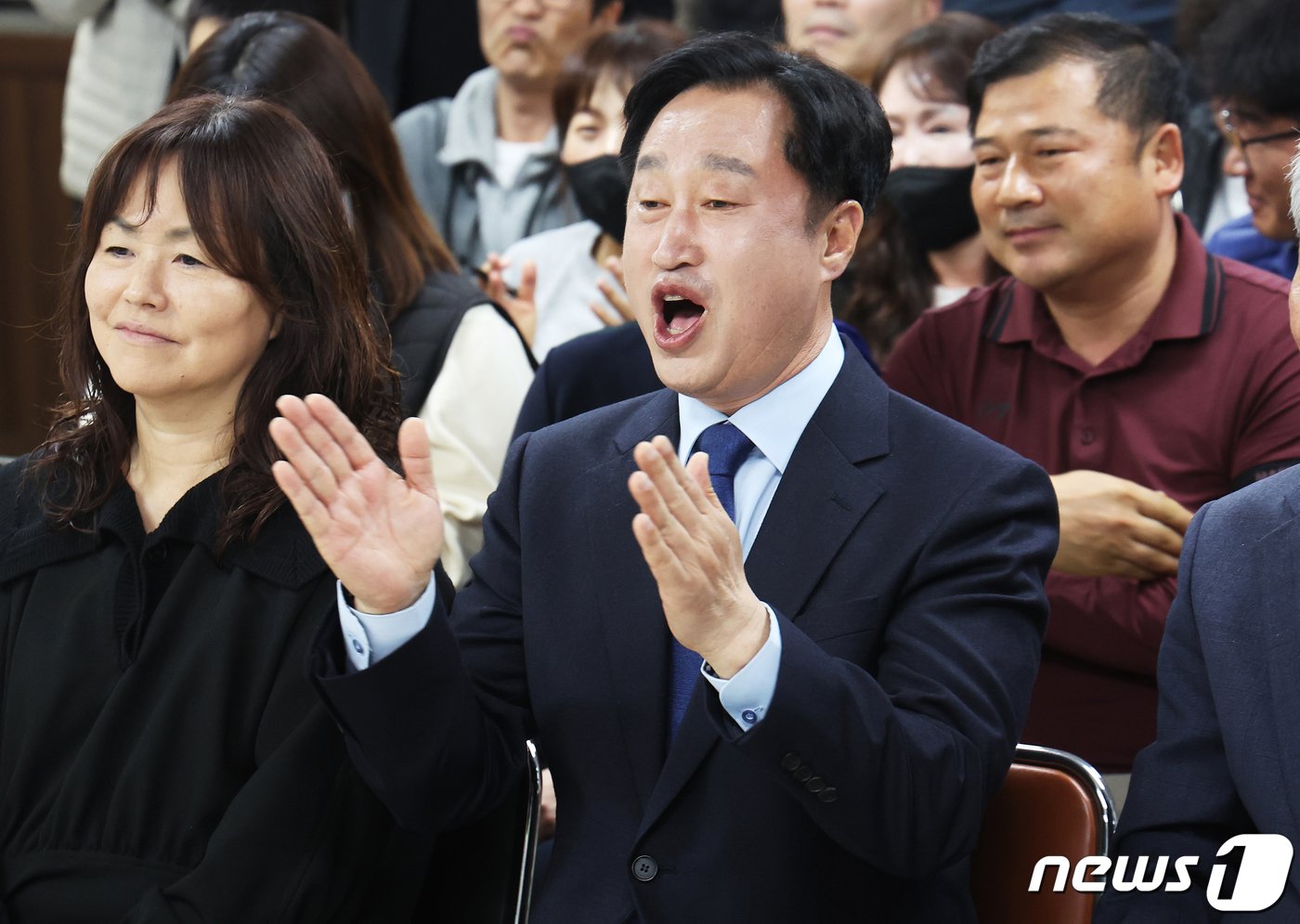 본문 이미지 - 김준혁 더불어민주당 수원정 후보가 10일 오후 경기 수원시 영통구에 위치한 선거사무소에서 제22대 국회의원 선거 출구조사 결과를 보고 기뻐하고 있다. 2024.4.10/뉴스1 ⓒ News1 경기사진공동취재단