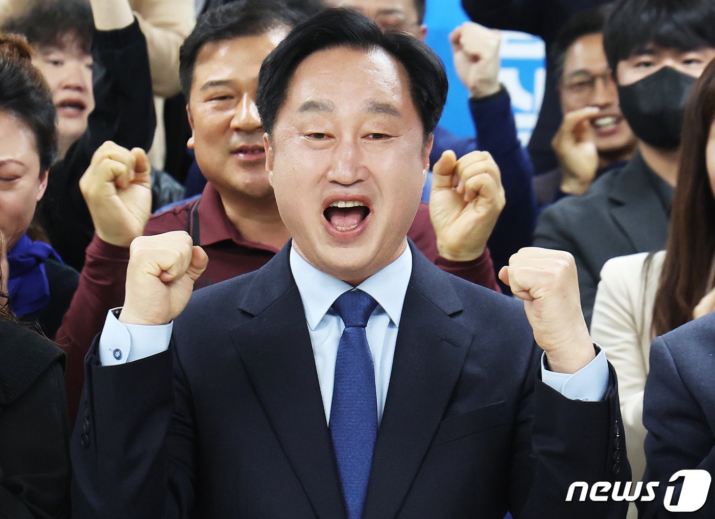 본문 이미지 - 김준혁 더불어민주당 수원정 후보가 10일 오후 경기 수원시 영통구에 위치한 선거사무소에서 제22대 국회의원 선거 출구조사 결과를 보고 기뻐하고 있다. 2024.4.10/뉴스1 ⓒ News1 경기사진공동취재단