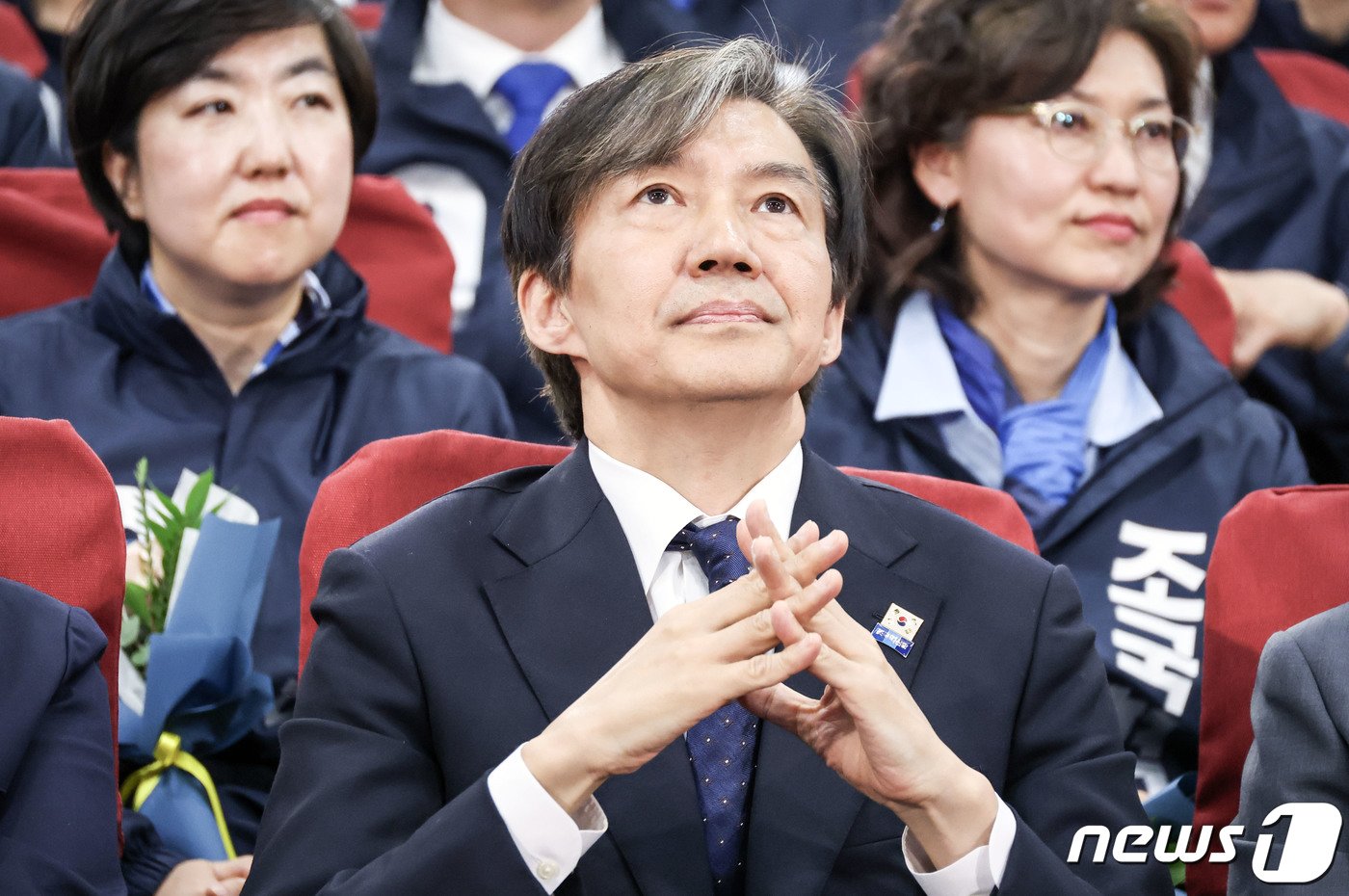 본문 이미지 - 조국 조국혁신당 대표가 10일 오후 서울 여의도 국회의원회관에 마련된 개표상황실에서 출구조사 발표를 기다리고 있다. (공동취재) 2024.4.10/뉴스1 ⓒ News1 구윤성 기자