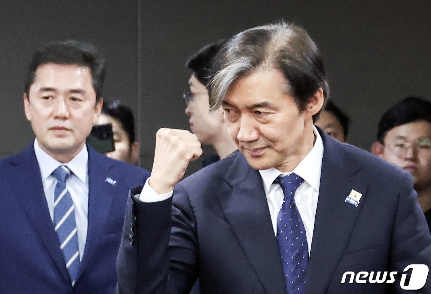 본문 이미지 - 조국 조국혁신당 대표가 10일 오후 서울 여의도 국회의원회관에 마련된 개표상황실에 들어서고 있다. (공동취재) 2024.4.10/뉴스1 ⓒ News1 구윤성 기자