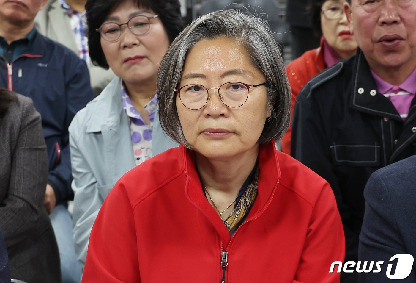 본문 이미지 - 이수정 국민의힘 수원정 후보가 10일 오후 경기 수원시 영통구에 위치한 선거사무소에서 제22대 국회의원 선거 출구조사 결과를 보고 있다. 2024.4.10/뉴스1 ⓒ News1 경기사진공동취재단