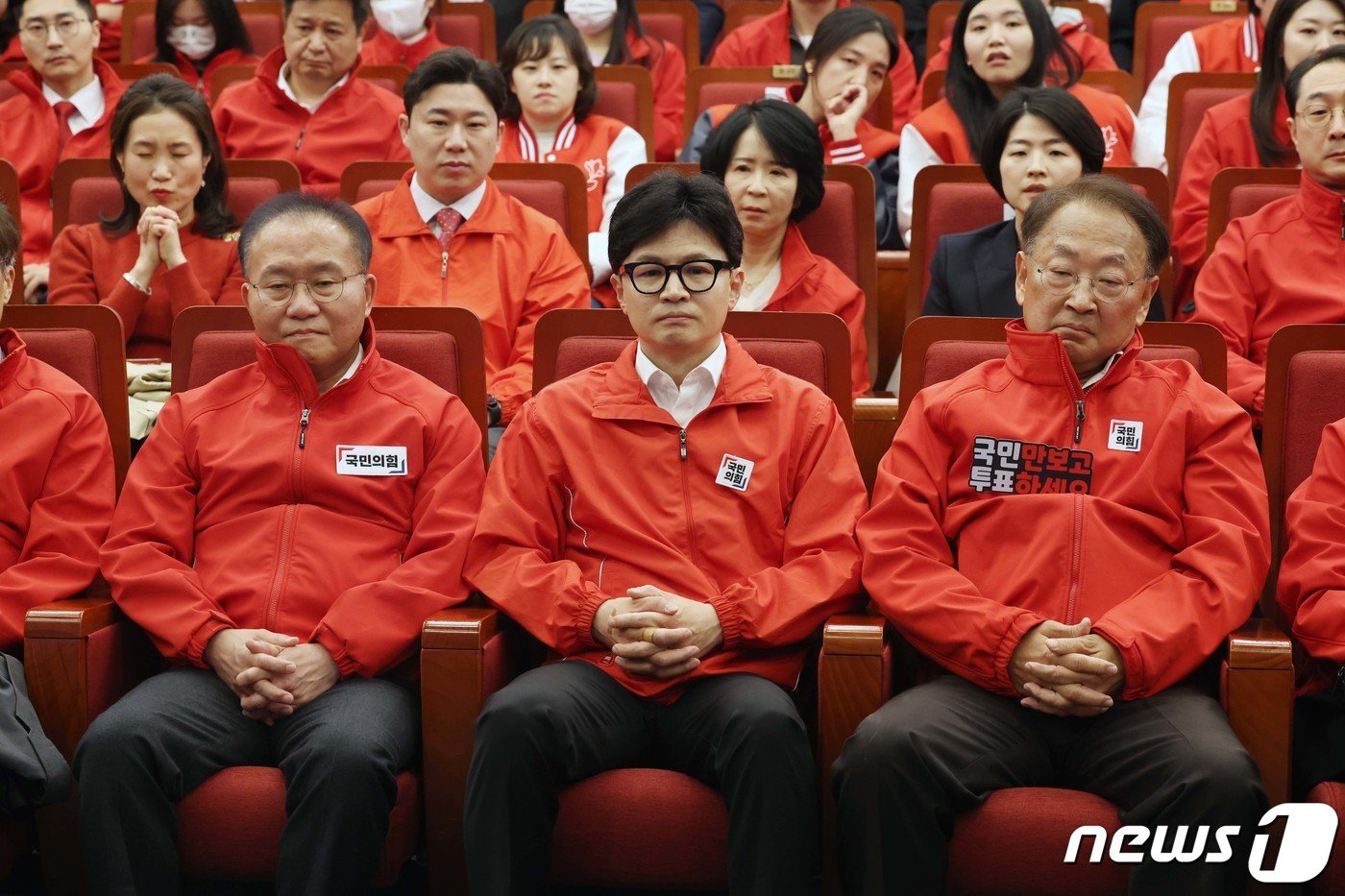 한동훈 국민의힘 총괄선대위원장이 10일 서울 여의도 국회도서관에 마련된 국회의원선거 개표상황실에서 방송사 출구조사 결과 발표를 보고 있다. &#40;공동취재&#41; 2024.4.10/뉴스1 ⓒ News1 송원영 기자