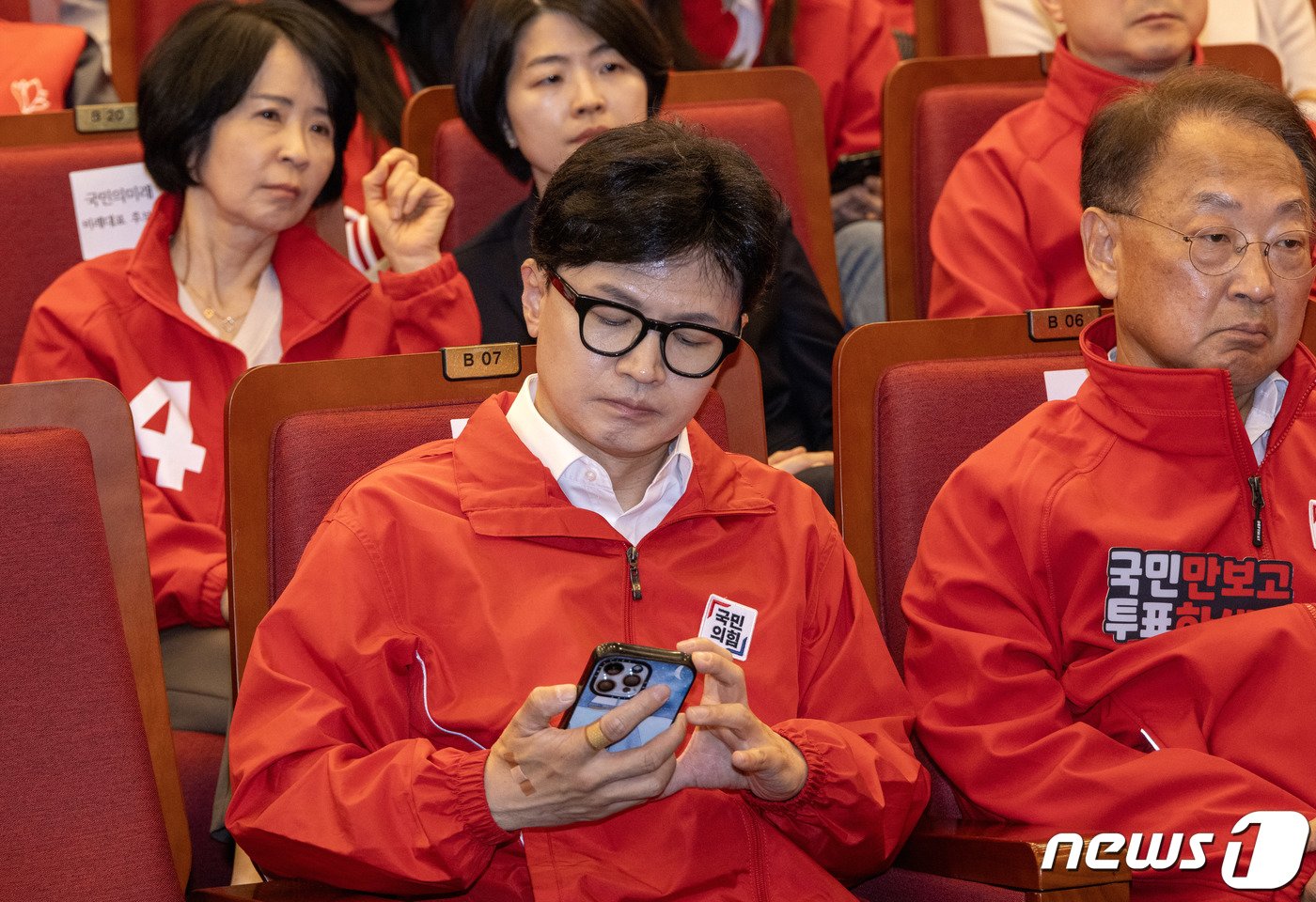 본문 이미지 - 국민의힘 한동훈 비대위원장이 22대 총선일인 10일 오후 국회도서관 강당에 마련된 개표상황실에서 방송사 출구조사 결과 발표가 끝난 뒤 휴대폰을 바라보고 있다.한동훈 국민의힘 총괄선대위원장 ⓒ News1 송원영 기자