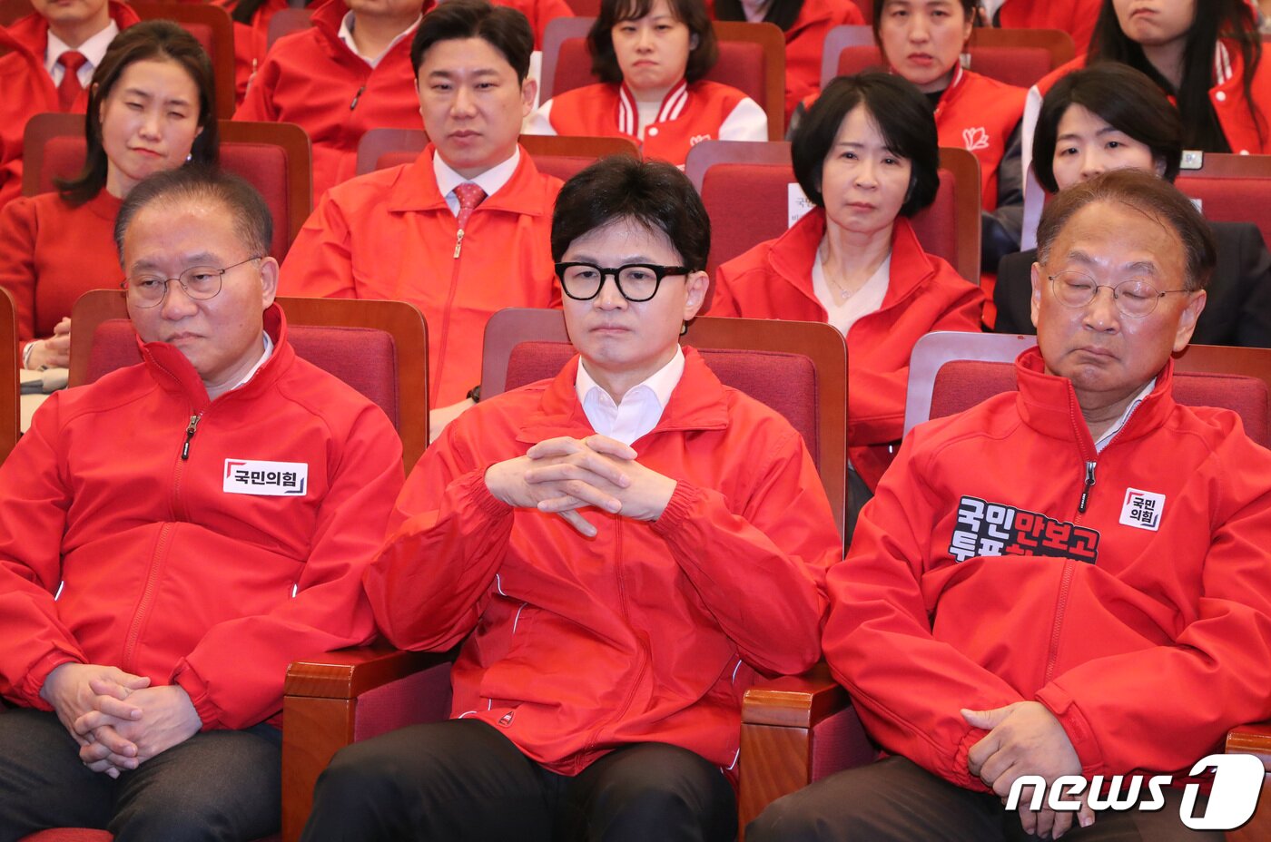 본문 이미지 - 한동훈 국민의힘 총괄선대위원장이 10일 서울 여의도 국회도서관에 마련된 국회의원선거 개표상황실에서 방송사 출구조사 결과 발표 관련 입장을 밝히고 있다. &#40;공동취재&#41; 2024.4.10/뉴스1 ⓒ News1 송원영 기자