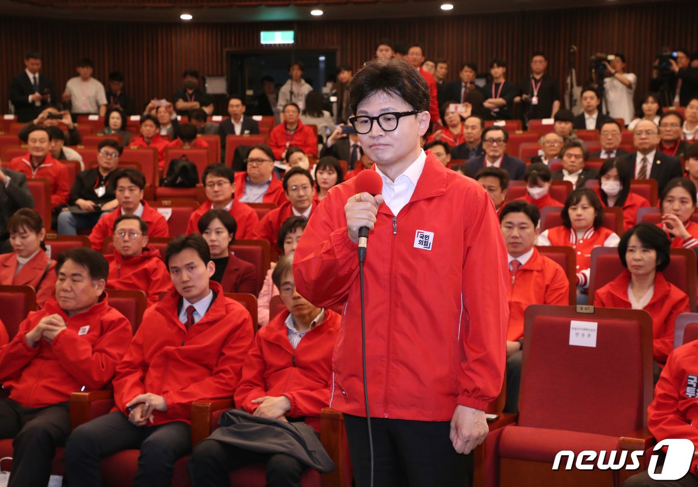 10일 오후 서울 국회 도서관에 설치된 국민의힘 개표상황실에서 당 지도부와 함께 침통한 표정으로 출구조사 결과를 지켜보고 있다. 한 위원장은 출구조사 결과에 대해 국민의힘은 민심의 뜻을 따르기 위한 정치를 하기 위해 최선을 다했지만, 출구조사 결과가 실망스럽다고 말하고 바로 자리를 떴다. &#40;공동취재&#41; 2024.4.10/뉴스1 ⓒ News1 송원영 기자