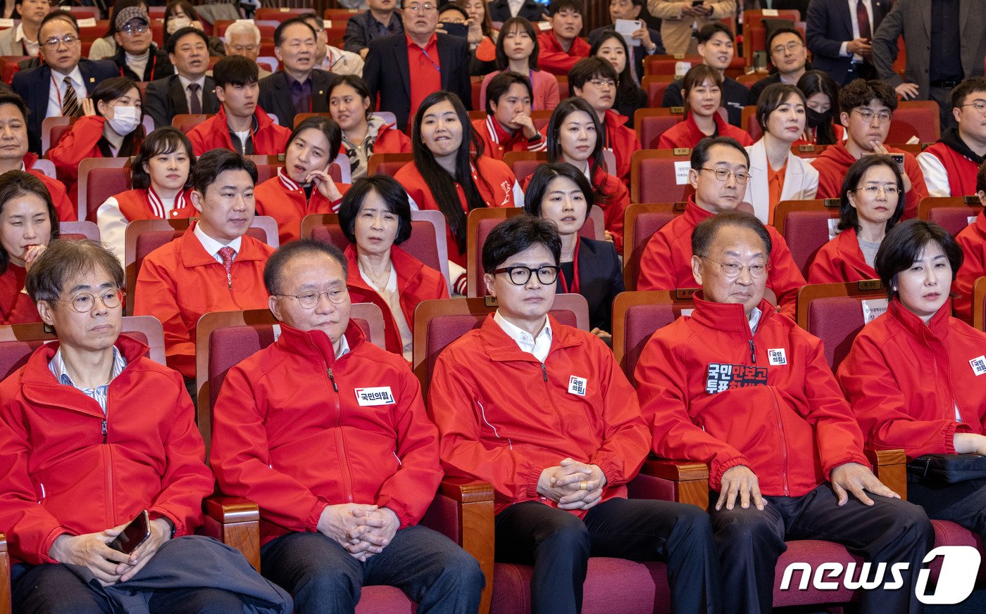 한동훈 국민의힘 총괄선대위원장 등이 10일 서울 여의도 국회도서관에 마련된 국민의힘 제22대 국회의원선거 개표상황실에서 출구조사 결과를 시청하고 있다. &#40;공동취재&#41; 2024.4.10/뉴스1 ⓒ News1 송원영 기자