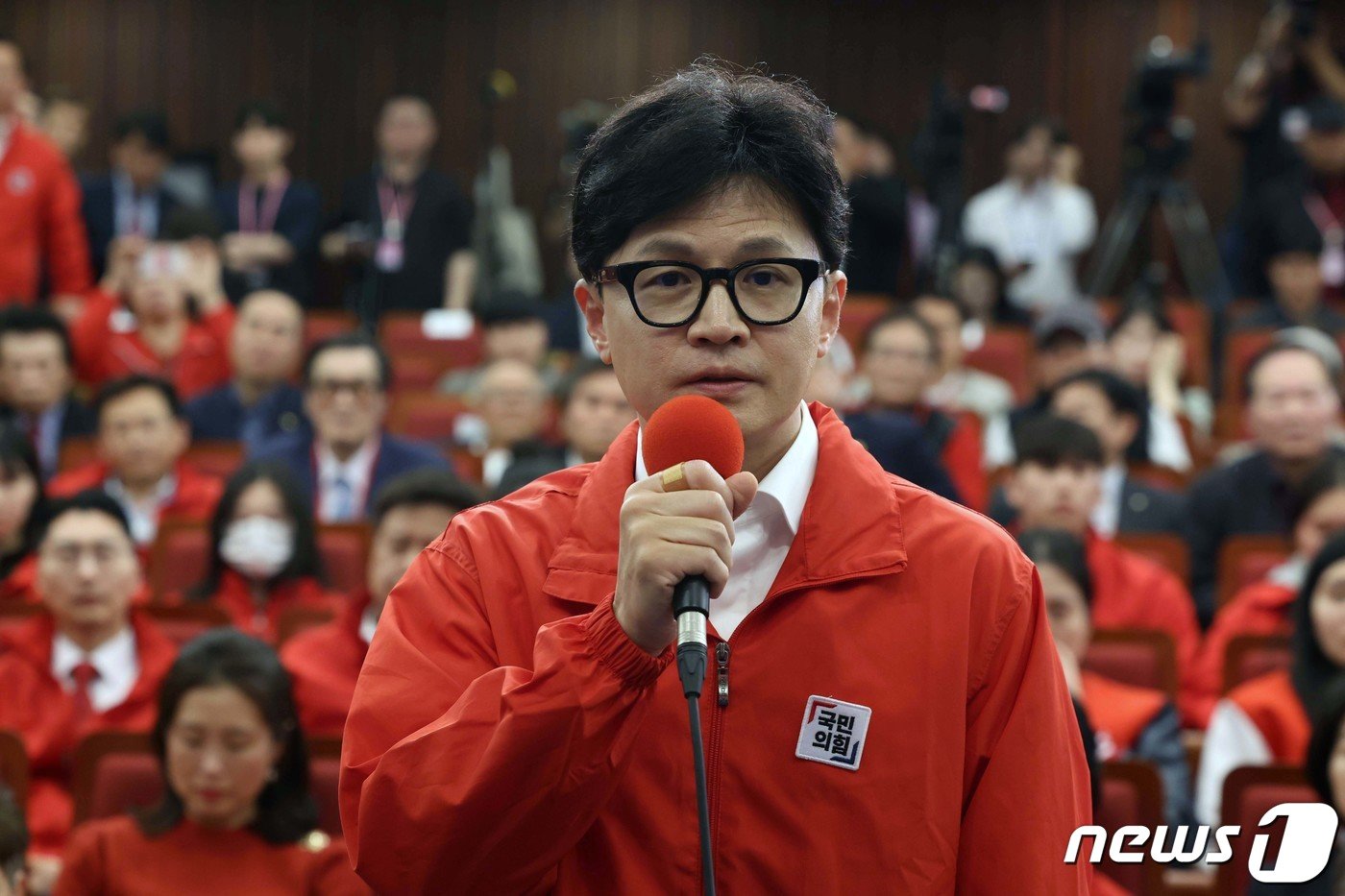 한동훈 국민의힘 총괄선대위원장이 10일 서울 여의도 국회도서관에 마련된 국민의힘 총선 개표상황실에서 개표방송을 지켜본 뒤 발언하고 있다. &#40;공동취재&#41; 2024.4.10/뉴스1 ⓒ News1 송원영 기자