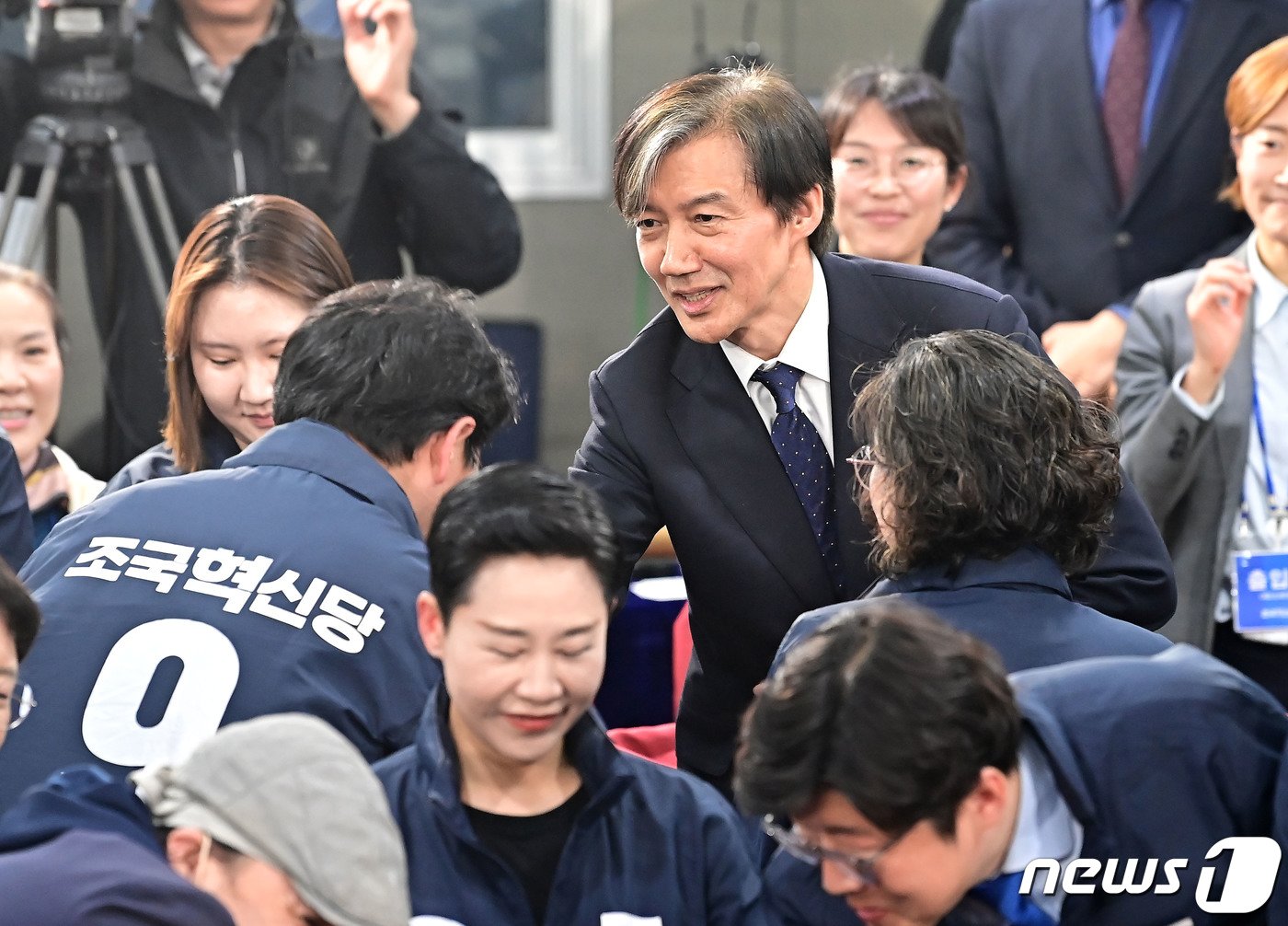 본문 이미지 - 조국 조국혁신당 대표가 10일 오후 서울 여의도 국회의원회관에 마련된 개표상황실에 입장하며 당원들과 인사 나누고 있다.(공동취재) 2024.4.10/뉴스1 ⓒ News1 구윤성 기자