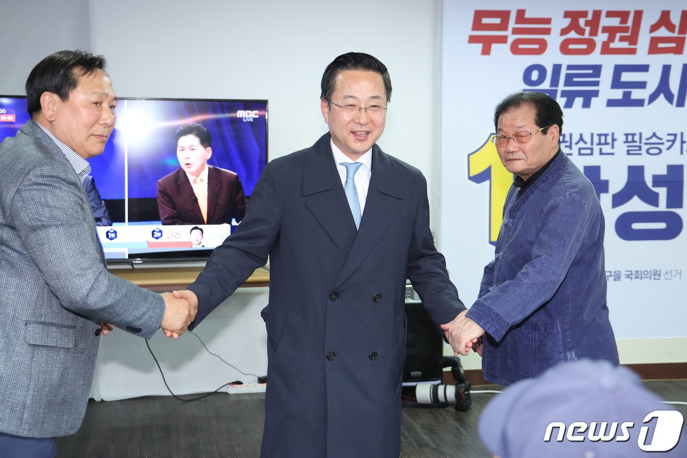 본문 이미지 - 박성준 더불어민주당 서울 중·성동을 후보가 10일 서울 중구 신당동에 마련된 자신의 선거사무소에서 지지자들에게 인사하고 있다. 2024.4.10/뉴스1 ⓒ News1 신웅수 기자