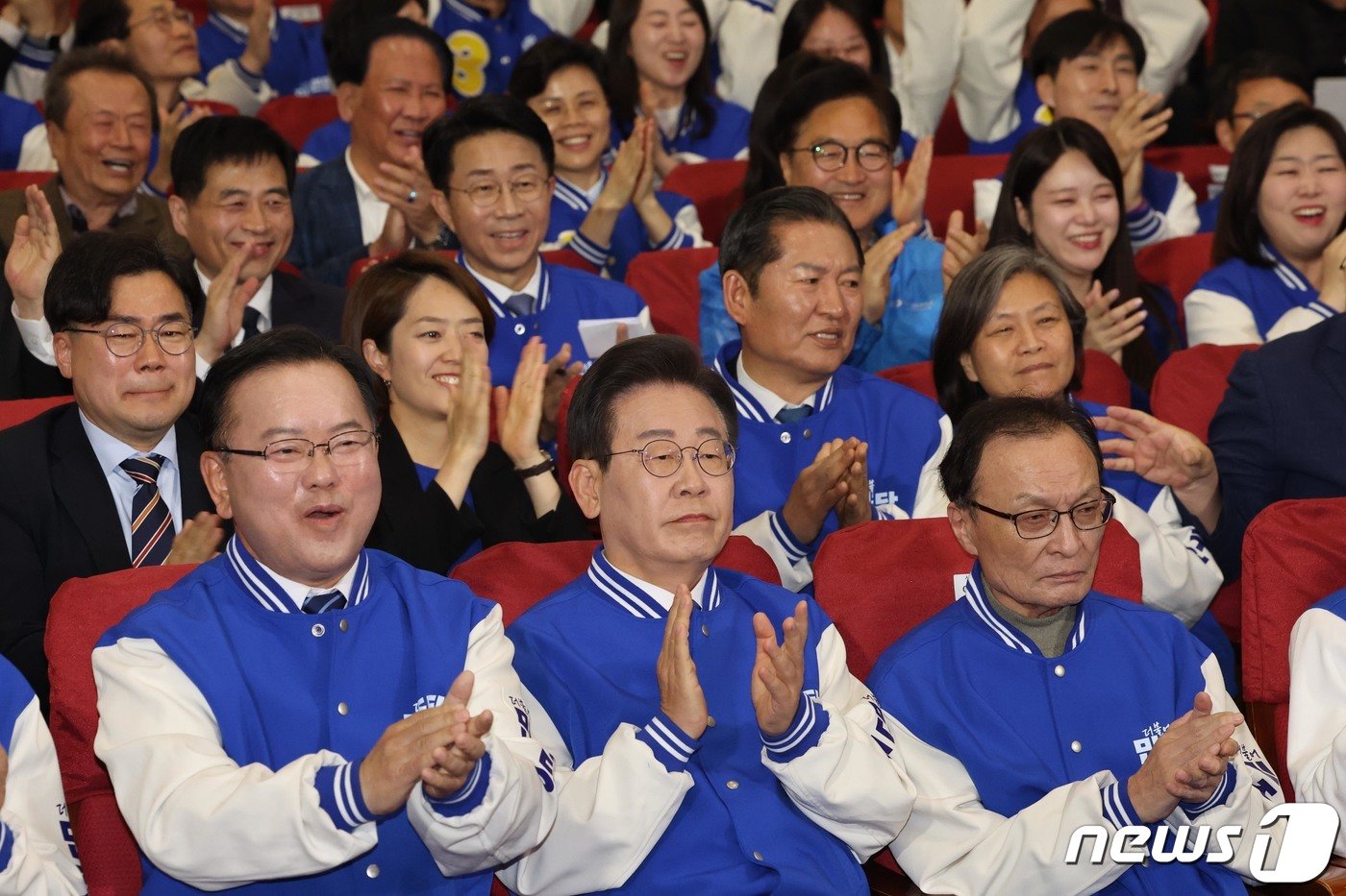 본문 이미지 - 이재명 더불어민주당 대표, 이해찬·김부겸 상임공동선거대책위원장 등 당 지도부가 10일 오후 서울 여의도 국회 의원회관에 마련된 제22대 국회의원선거(총선) 민주당 개표 상황실에서 방송사 출구조사 결과를 지켜보며 환호하고 있다. (공동취재) 2024.4.10/뉴스1 ⓒ News1 임세영 기자