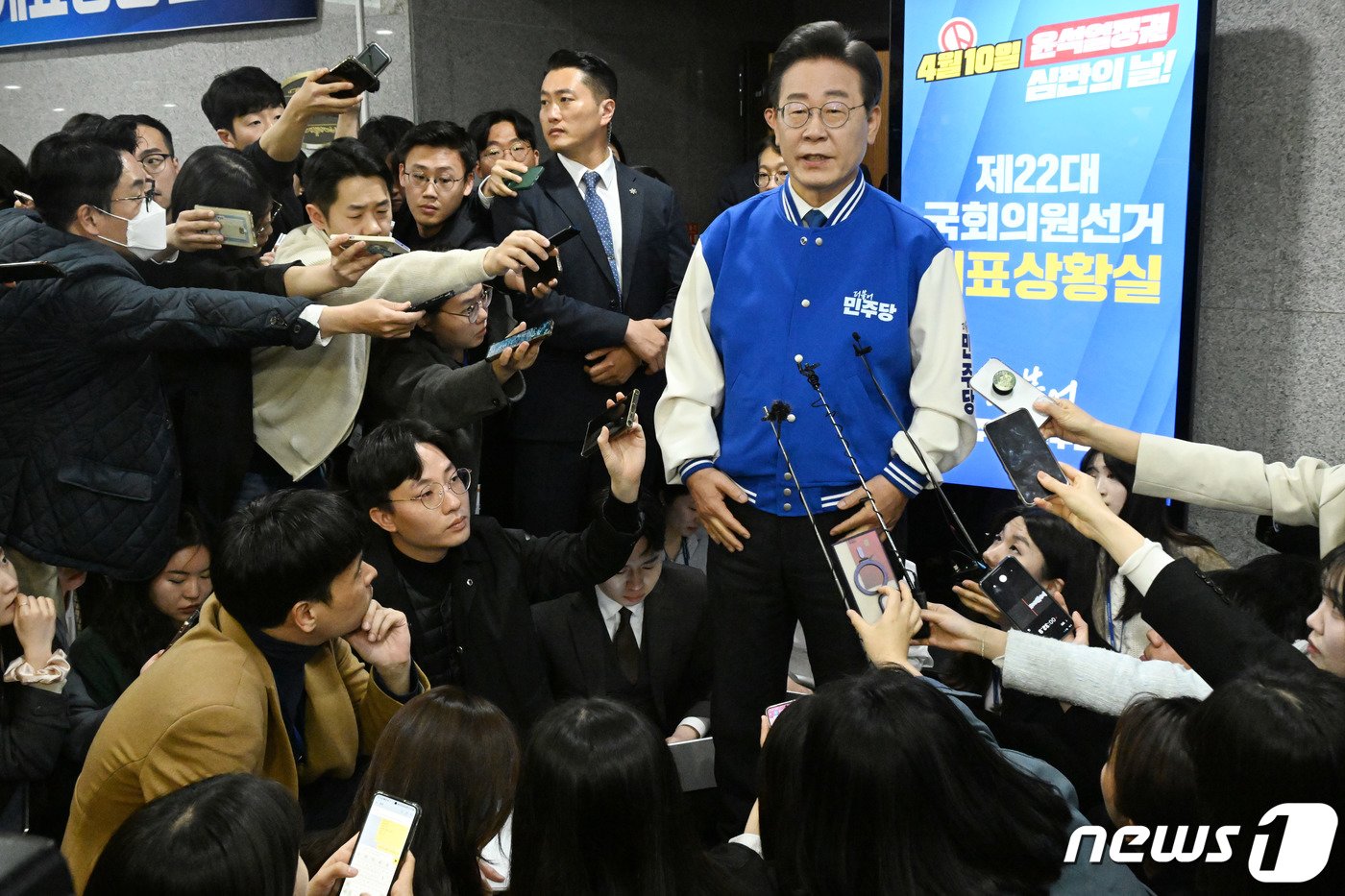 본문 이미지 - 이재명 더불어민주당 대표가 10일 서울 여의도 국회 의원회관 대회의실에 마련된 재22대 국회의원선거 개표 상황실 앞에서 방송3사 출구조사 결과를 지켜본 뒤 취재진의 질문에 답변하고 있다. (공동취재) 2024.4.10/뉴스1 ⓒ News1 임세영 기자