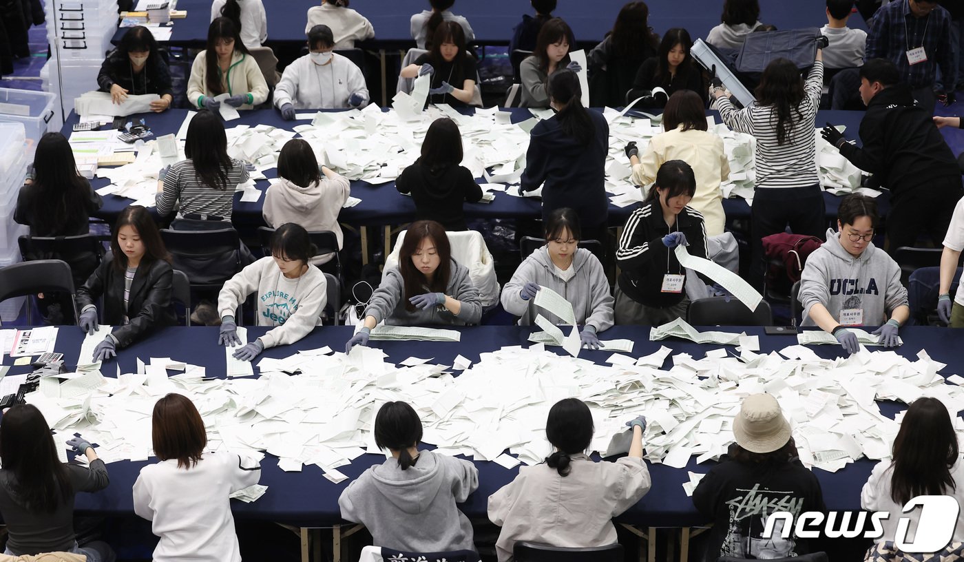 제22대 국회의원 선거 투표가 종료된 10일 오후 서울 용산구 신광여고에 마련된 개표소에서 개표사무원들이 투표지 분류 작업을 하고 있다. 2024.4.10/뉴스1 ⓒ News1 김민지 기자