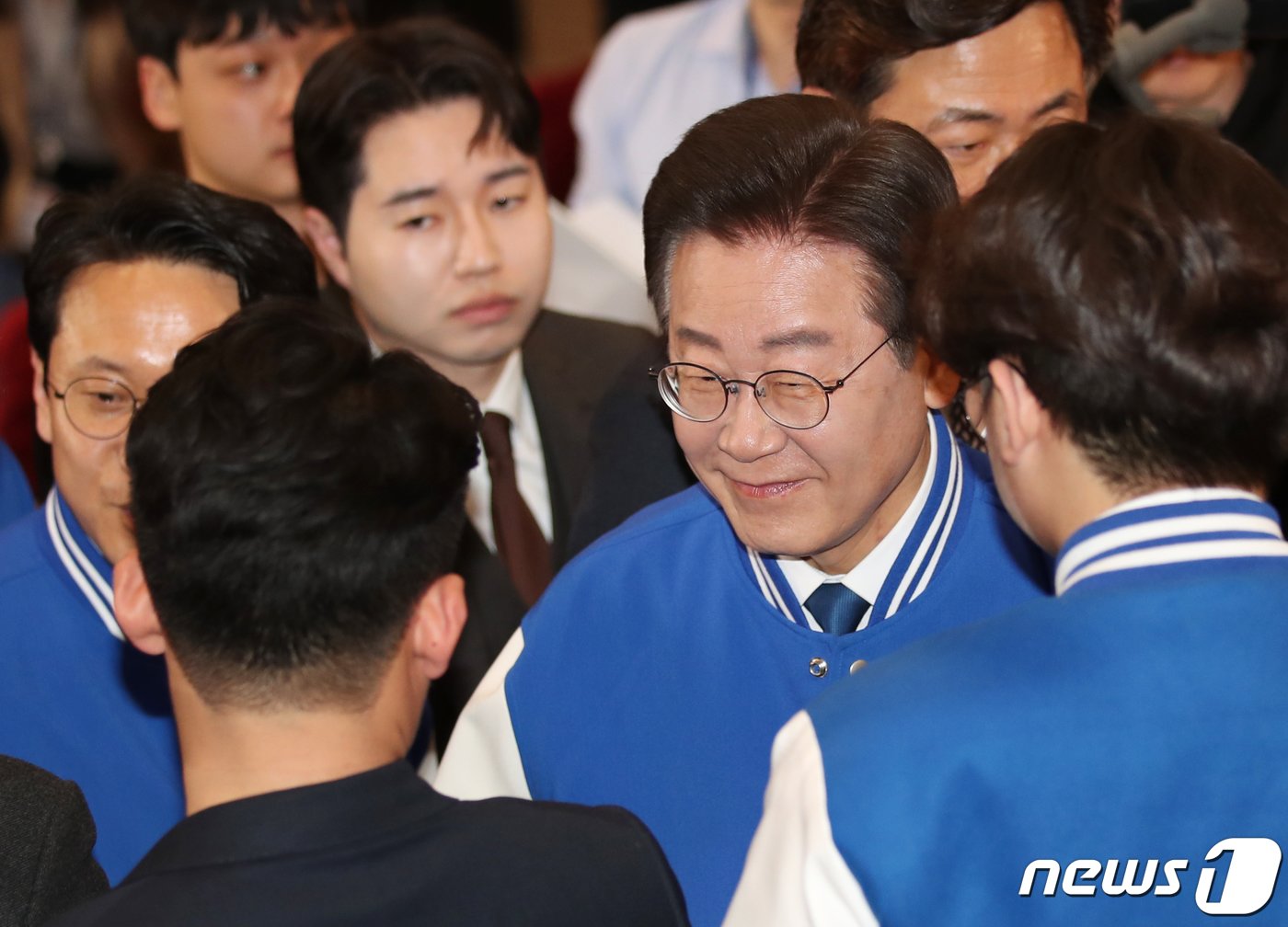 본문 이미지 - 이재명 더불어민주당 대표가 10일 오후 서울 여의도 국회 의원회관에 마련된 제22대 국회의원선거 개표 상황실에서 방송사 출구조사 결과 발표를 본 후 자리를 떠나고 있다. (공동취재) 2024.4.10/뉴스1 ⓒ News1 임세영 기자