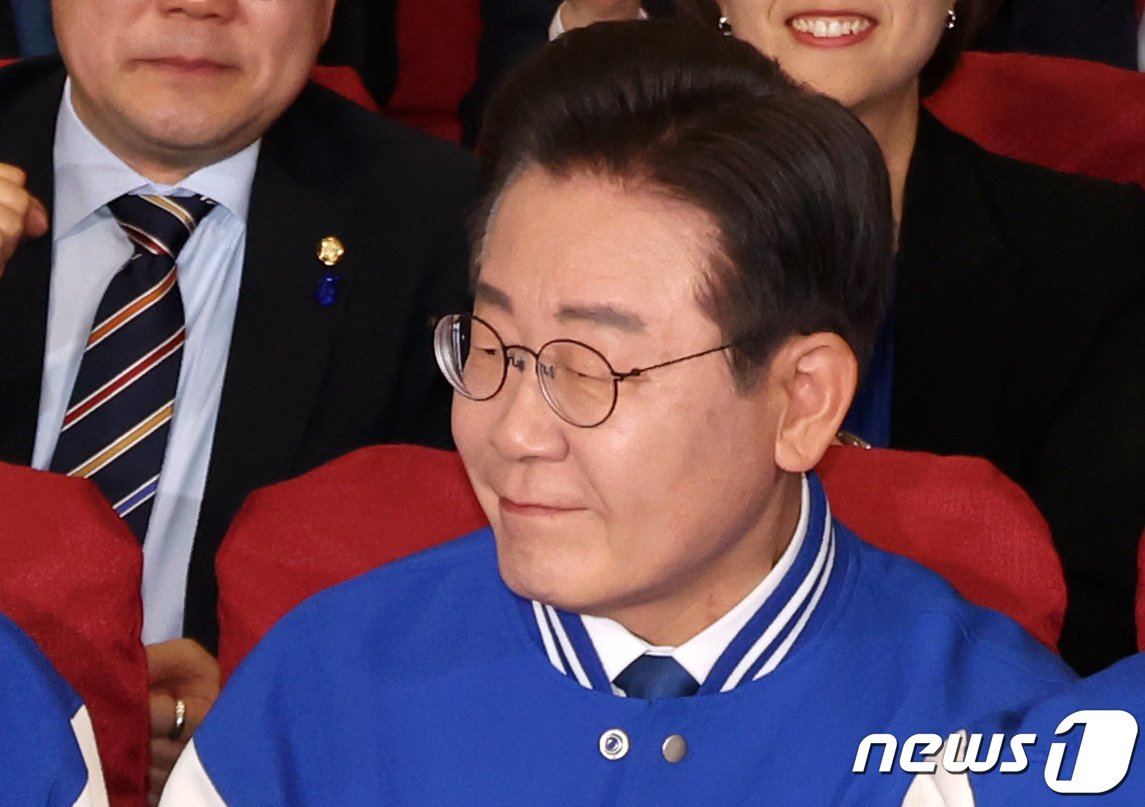 본문 이미지 - 이재명 더불어민주당 대표가 10일 오후 서울 여의도 국회 의원회관에 마련된 제22대 국회의원선거 개표상황실에서 출구조사 결과를 확인고 있다. (공동취재) 2024.4.10/뉴스1 ⓒ News1 임세영 기자