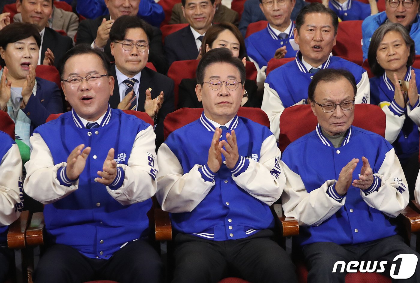 본문 이미지 - 이재명 더불어민주당 대표, 이해찬·김부겸 상임공동선거대책위원장 등 당 지도부가 10일 오후 서울 여의도 국회 의원회관에 마련된 제22대 국회의원선거(총선) 민주당 개표 상황실에서 방송사 출구조사 결과를 지켜보며 환호하고 있다. 2024.4.10/뉴스1 ⓒ News1 임세영 기자