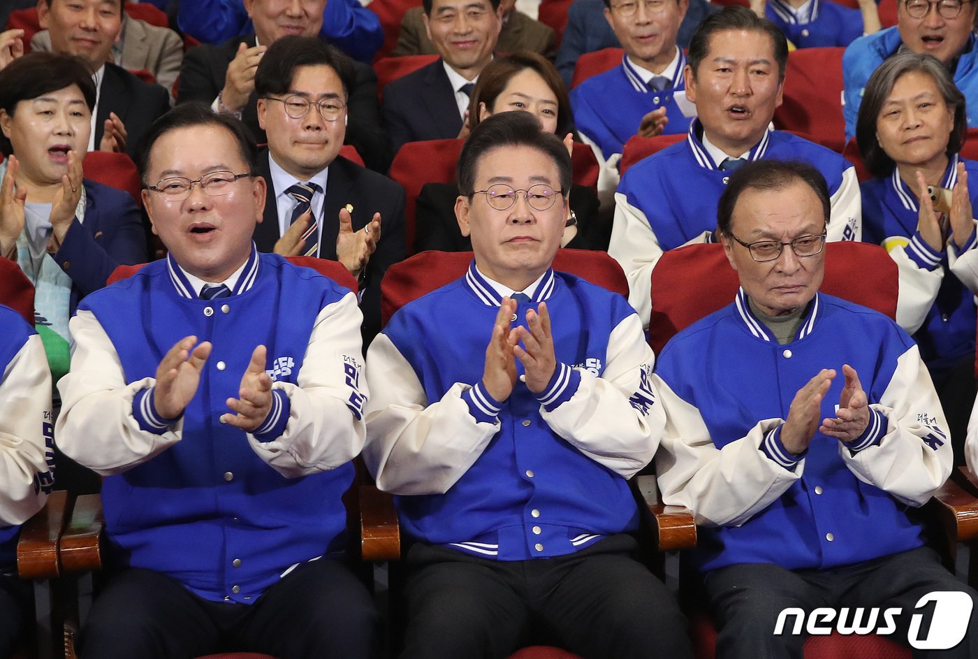 이재명 더불어민주당 대표, 이해찬·김부겸 상임공동선거대책위원장 등 당 지도부가 10일 오후 서울 여의도 국회 의원회관에 마련된 제22대 국회의원선거&#40;총선&#41; 민주당 개표 상황실에서 방송사 출구조사 결과를 지켜보며 환호하고 있다. 2024.4.10/뉴스1 ⓒ News1 임세영 기자