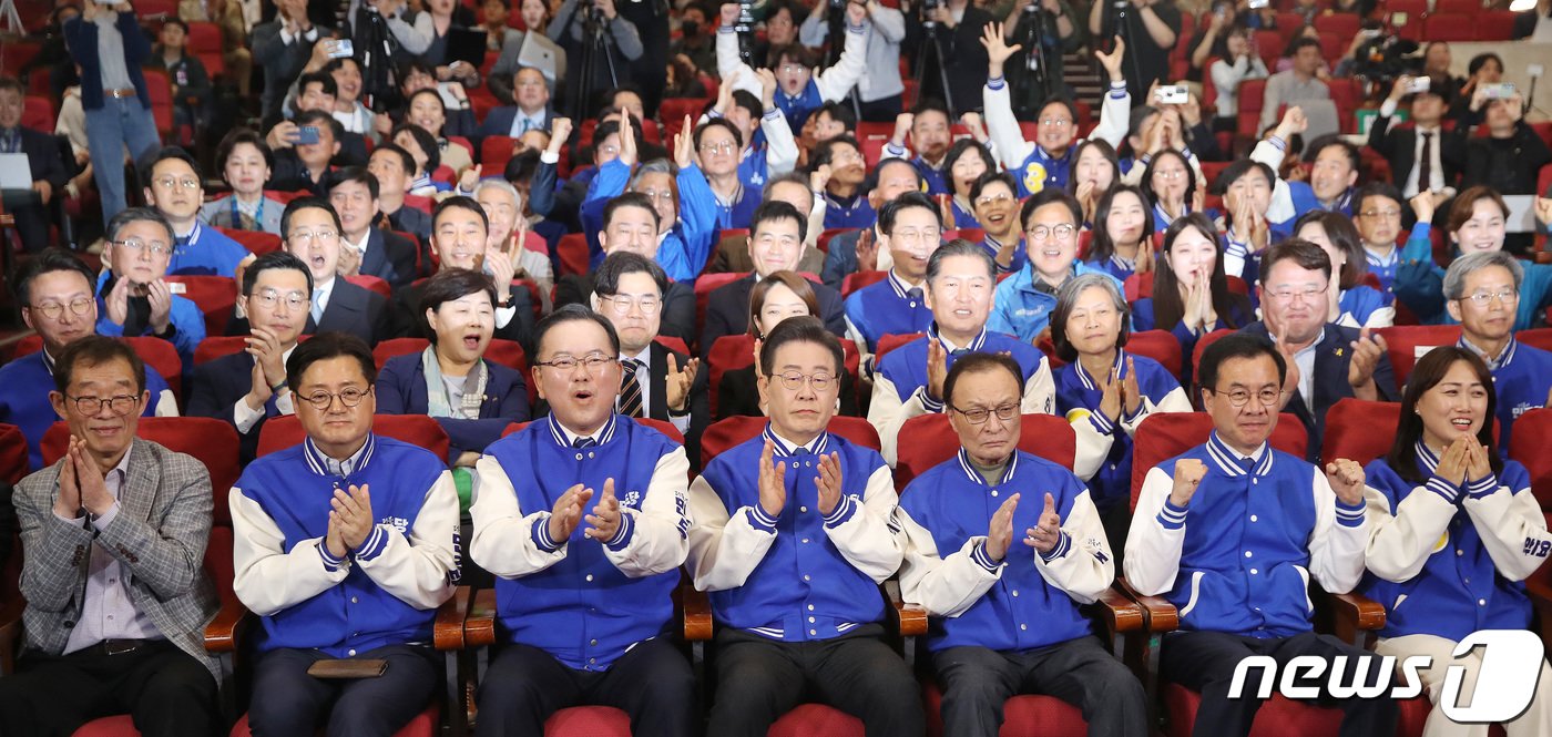 이재명 더불어민주당 대표, 이해찬·김부겸 상임공동선거대책위원장 등 당 지도부가 10일 오후 서울 여의도 국회 의원회관에 마련된 제22대 국회의원선거&#40;총선&#41; 민주당 개표 상황실에서 방송사 출구조사 결과를 지켜보며 환호하고 있다. 2024.4.10/뉴스1 ⓒ News1 임세영 기자