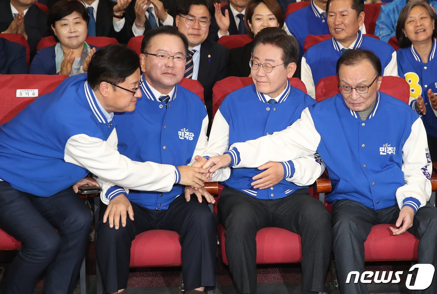 본문 이미지 - 이재명 더불어민주당 대표, 이해찬·김부겸 상임공동선거대책위원장, 홍익표 원내대표가 10일 오후 서울 여의도 국회 의원회관에 마련된 제22대 국회의원선거(총선) 민주당 개표 상황실에서 방송사 출구조사 결과를 지켜본 후 손을 잡고 있다. 2024.4.10/뉴스1 ⓒ News1 임세영 기자