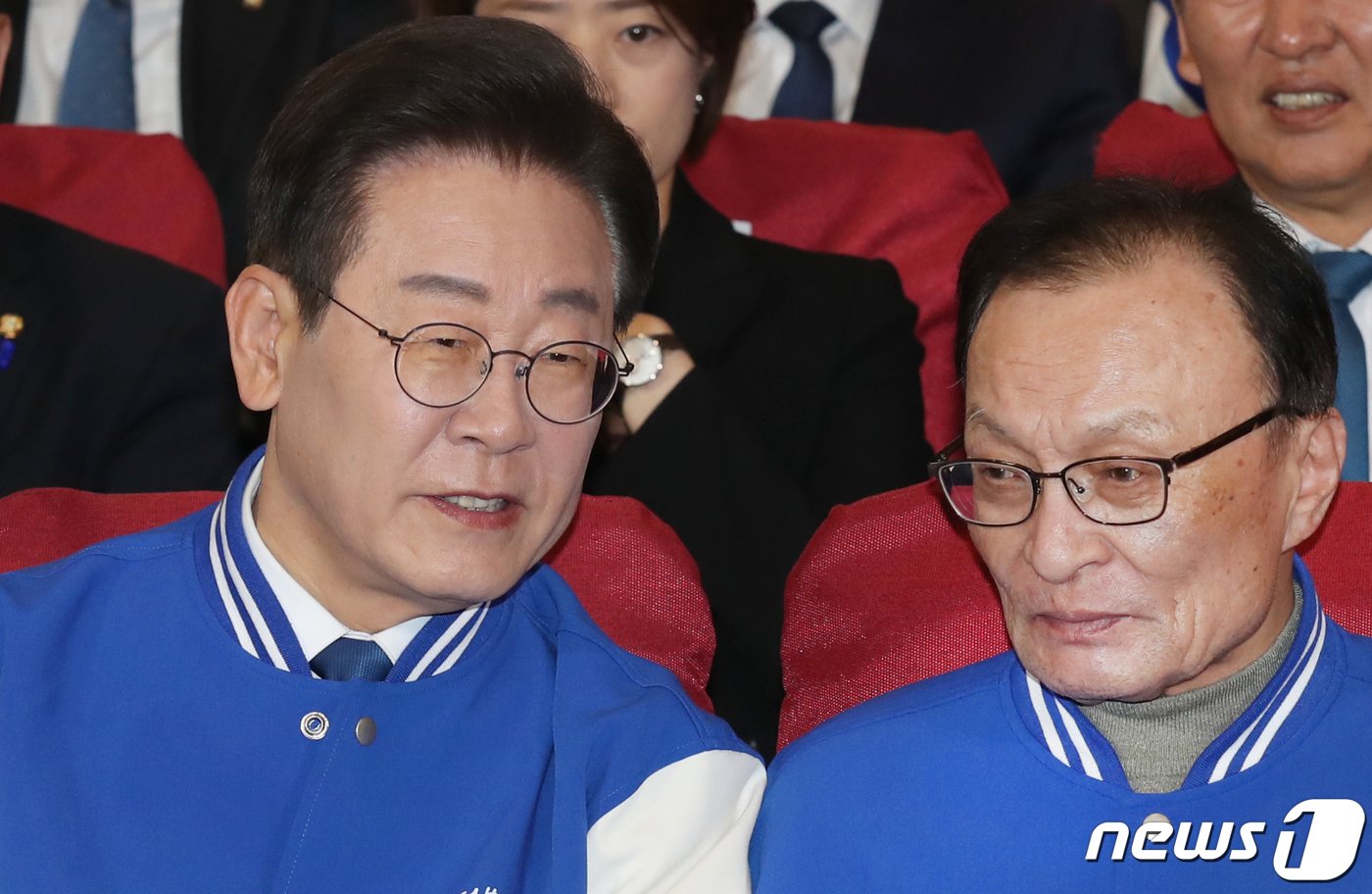 본문 이미지 - 이재명 더불어민주당 대표와 이해찬 상임공동선거대책위원장이 10일 오후 서울 여의도 국회 의원회관에 마련된 제22대 국회의원선거(총선) 민주당 개표 상황실에서 방송사 출구조사 결과를 지켜보며 이야기를 나누고 있다. (공동취재) 2024.4.10/뉴스1 ⓒ News1 임세영 기자