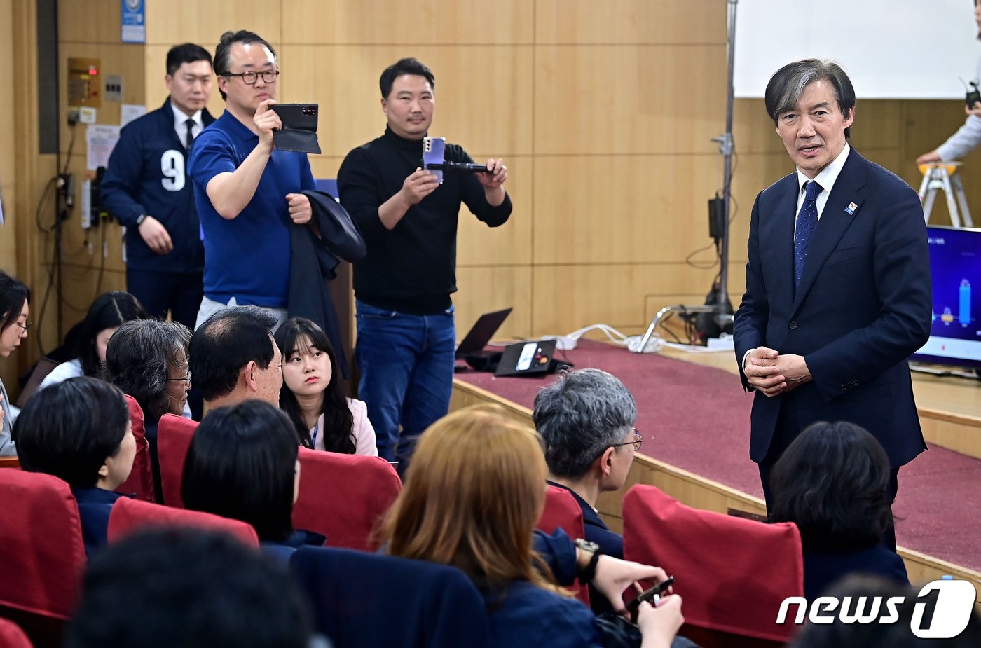 조국 조국혁신당 대표가 10일 오후 서울 여의도 국회의원회관에 마련된 개표상황실에서 출구조사 결과를 지켜본 뒤 당원들과 대화를 하고 있다. &#40;공동취재&#41; 2024.4.10/뉴스1 ⓒ News1 구윤성 기자