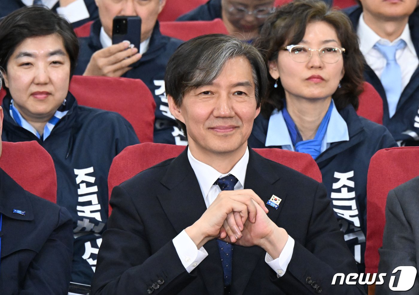 조국 조국혁신당 대표가 10일 오후 서울 여의도 국회의원회관에 마련된 개표상황실에서 출구조사 결과를 보며 웃음 짓고 있다.&#40;공동취재&#41; 2024.4.10/뉴스1 ⓒ News1 구윤성 기자