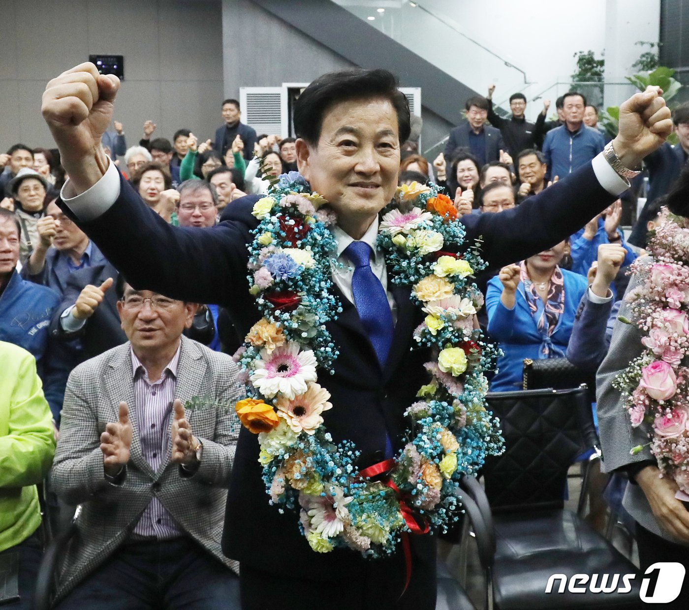 더불어민주당 정동영 전주병 후보가 10일 전북자치도 전주시 선거사무소에서 당선이 확실시되자 환호하고 있다. 2024.4.10/뉴스1 ⓒ News1 유경석 기자