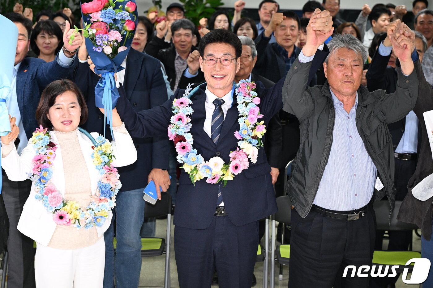 본문 이미지 - 22대 국회의원 선거 제주시갑 선거구에서 당선이 확실시되는 더불어민주당 문대림 후보가 10일 오후 제주시 선거사무소에서 가족들과 기념촬영을 하고 있다. (제주도사진기자회)2024.4.10/뉴스 ⓒ News1 고동명 기자