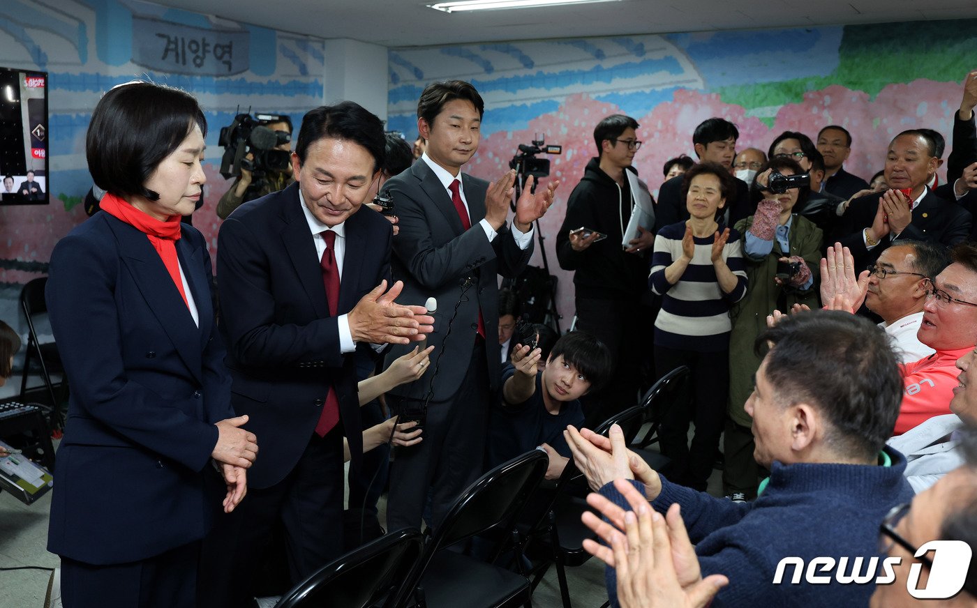 본문 이미지 - 원희룡 국민의힘(인천 계양을 후보)가 제22대 국회의원선거(총선) 투표일인 10일 오후 인천시 계양구 후보의 선거사무소에 마련된 상황실을 방문해 지지자들에게 인사하고 있다. (공동취재) 2024.4.10/뉴스1 ⓒ News1 이승배 기자