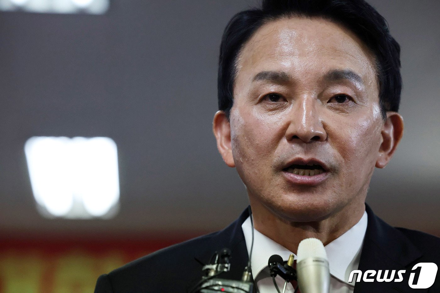 본문 이미지 - 원희룡 국민의힘(인천 계양을 후보)가 제22대 국회의원선거(총선) 투표일인 10일 오후 인천시 계양구 후보의 선거사무소에 마련된 상황실을 방문해 취재진의 질문에 답하고 있다. (공동취재) 2024.4.10/뉴스1 ⓒ News1 이승배 기자