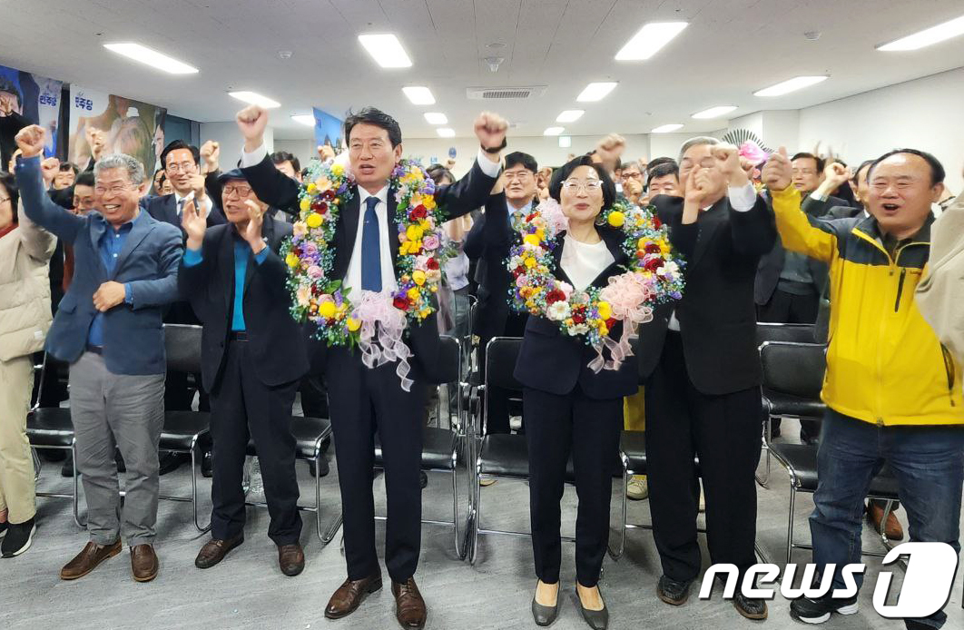 (광주=뉴스1) 박준배 기자 = 조인철 더불어민주당 광주 서구갑 국회의원 후보가 10일 오후 광주 선거사무소에서 22대 총선 개표 결과 당선이 확정되자 지지자들과 환호하고 있다.( …