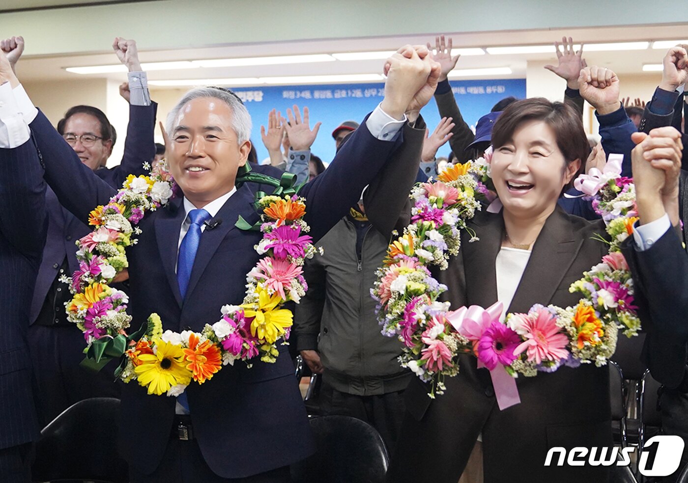 본문 이미지 - 양부남 더불어민주당 광주 서구을 국회의원 당선인이 10일 오후 22대 총선 개표 결과 당선이 확정되자 지지자들과 환호하며 기뻐하고 있다.&#40;양부남 캠프 제공&#41;2024.4.10/뉴스1 ⓒ News1 박준배 기자