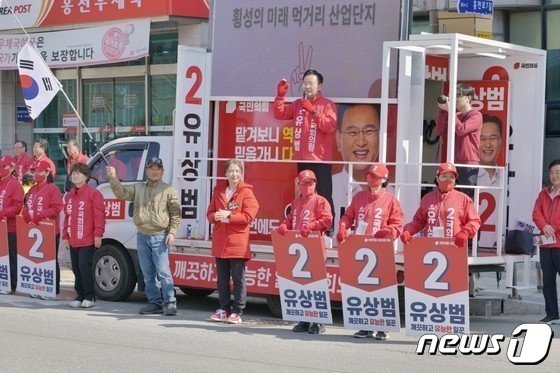 본문 이미지 - 횡성에서 집중유세를 마친 뒤 곧장 홍천으로 이동해 유세활동을 하고 있는 국민의힘 유상범 후보.(후보 측 제공)/뉴스1
