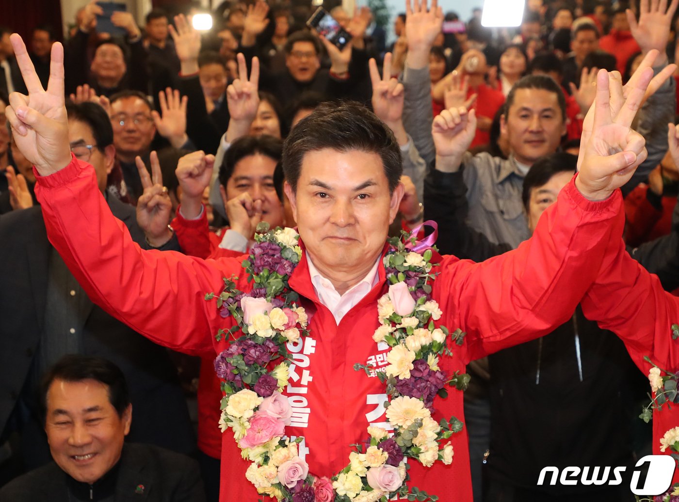 김태호 국민의힘 경남 양산을 후보가 11일 오전 경남 양산시 자신의 선거사무소에서 제22대 국회의원 선거 당선이 확실시 되자 꽃목걸이를 목에 걸고 환호하고 있다. 2024.4.11/뉴스1 ⓒ News1 윤일지 기자