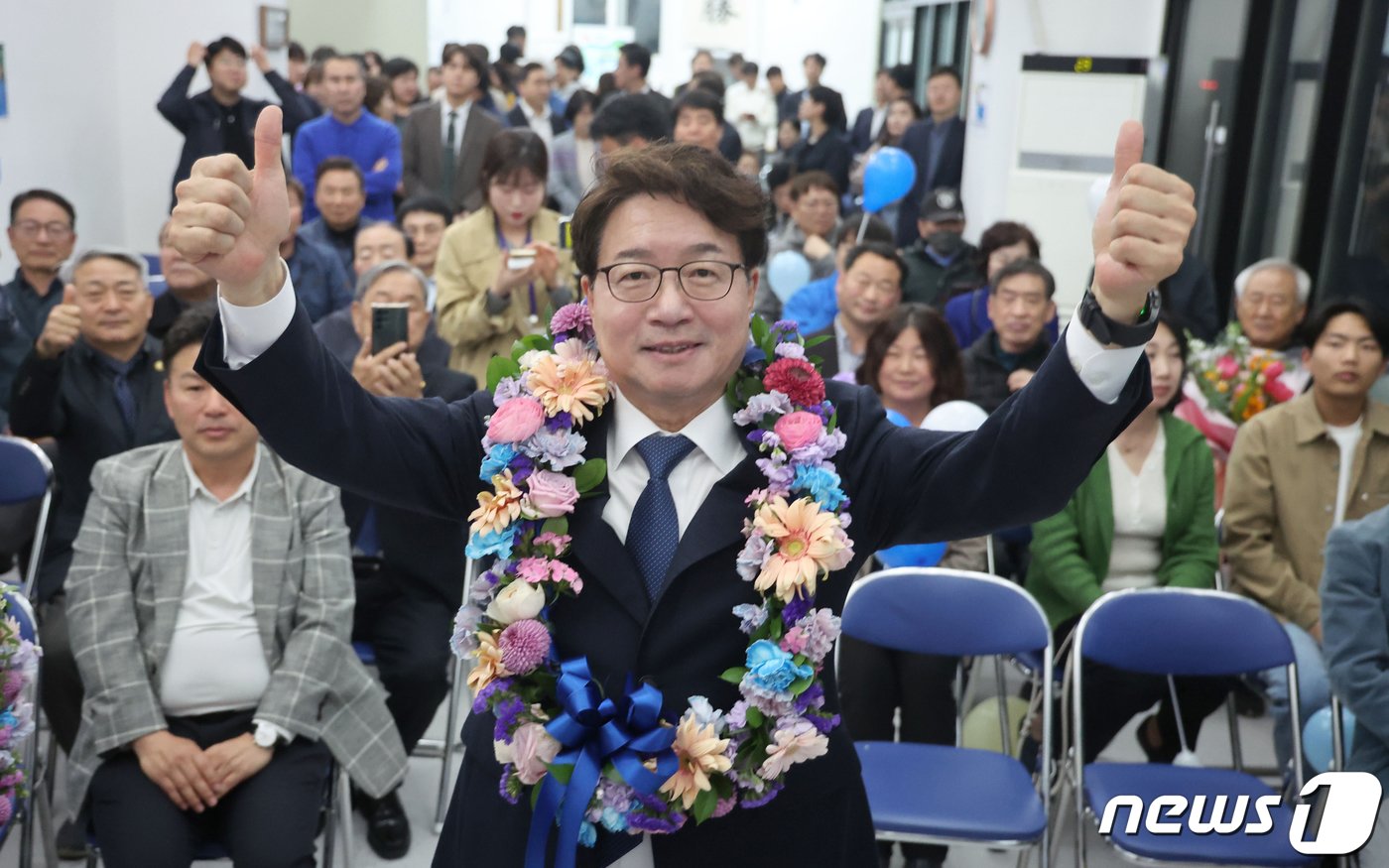 본문 이미지 - 제22대 국회의원 선거 경기 수원무에 출마한 염태영 더불어민주당 후보가 11일 오전 경기 수원시 권선구에 위치한 선거사무소에서 당선이 유력시 되자 지지자들의 환호를 받으며 기뻐하고 있다. 2024.4.11/뉴스1 ⓒ News1 경기사진공동취재단