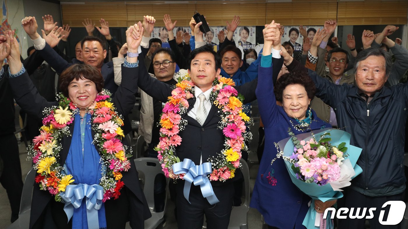 본문 이미지 - 이강일 더불어민주당 충북 청주 상당구 후보가 11일 자신의 선거사무소에서 당선이 유력해지자 꽃목걸이를 목에 걸고 환호하고 있다. 2024.4.11/뉴스1 ⓒ News1 김용빈 기자