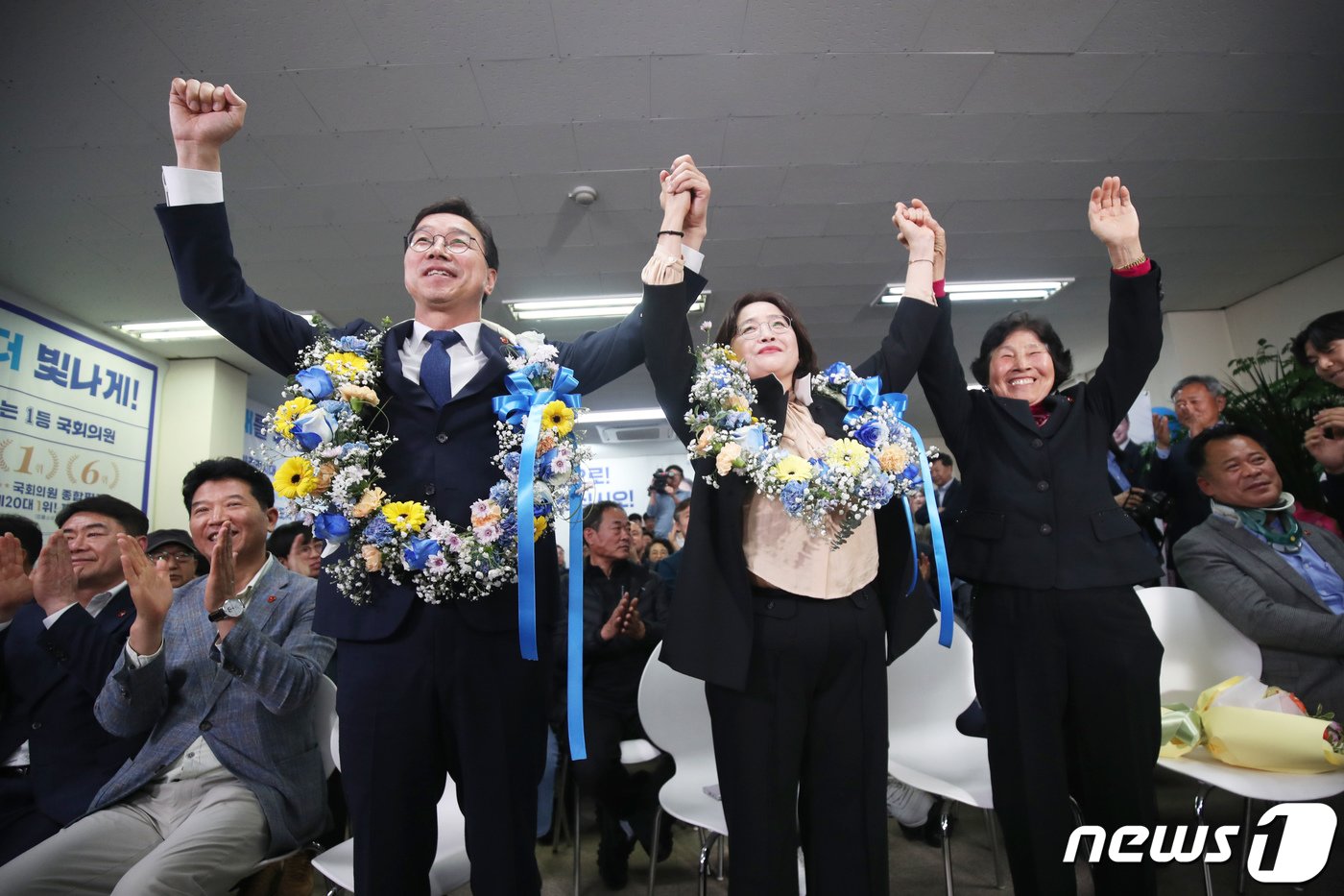 제22대 국회의원 선거 서귀포시 선거구에서 당선이 확실시되는 더불어민주당 위성곤 후보가 11일 오전 제주 서귀포시 선거사무소에서 가족들과 기념촬영을 하고 있다.&#40;제주도사진기자회&#41; 2024.4.11/뉴스 ⓒ News1 오현지 기자