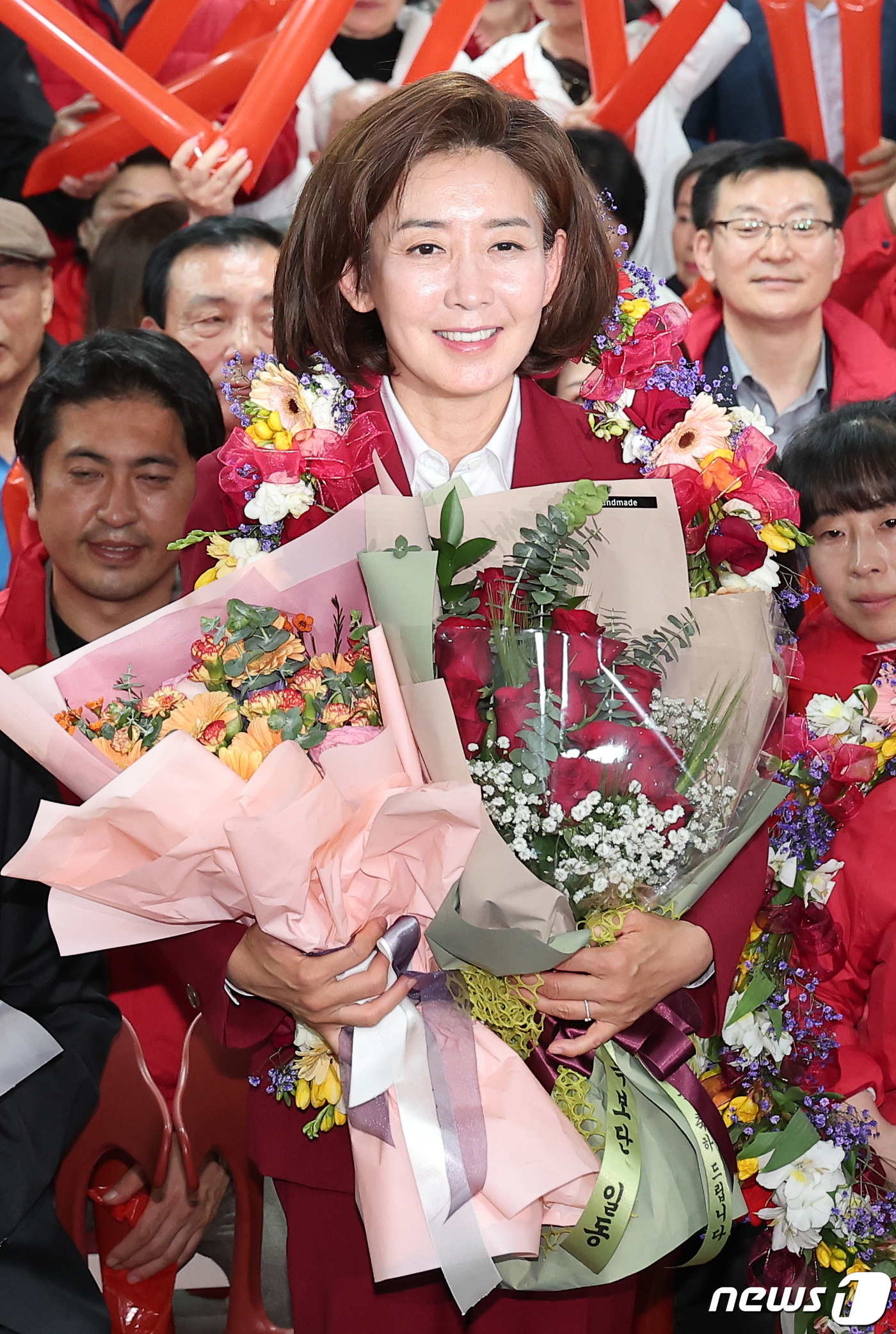 (서울=뉴스1) 김성진 기자 = 제22대 국회의원선거에 출마한 나경원 국민의힘 서울 동작을 후보가 11일 서울 동작구 사당동에 마련된 선거사무소에서 당선이 확실시 되자 꽃다발을 들 …