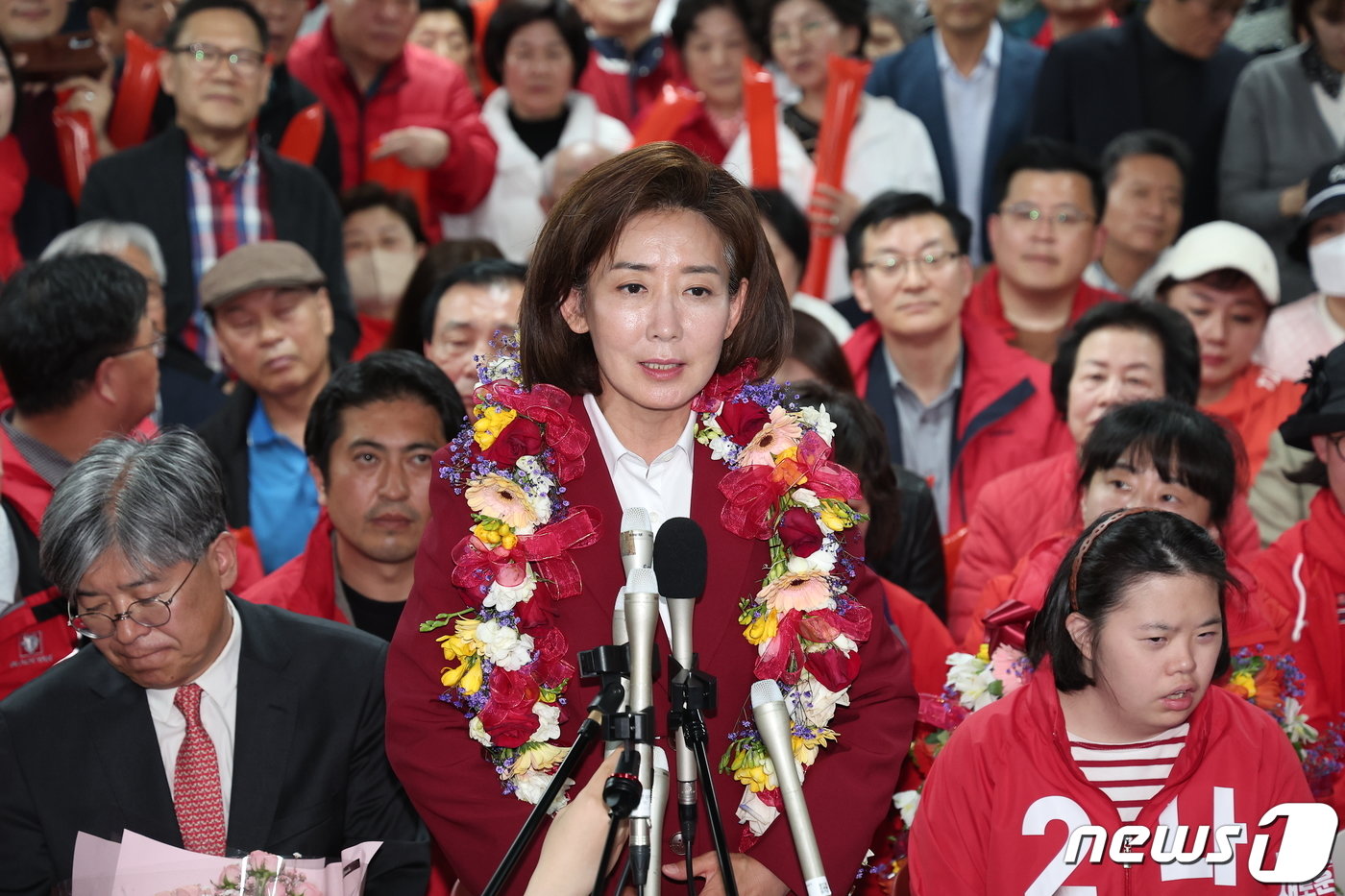 본문 이미지 - 제22대 국회의원선거에 출마한 나경원 국민의힘 서울 동작을 후보가 11일 서울 동작구 사당동에 마련된 선거사무소에서 당선이 확실시 되자 입장을 밝히고 있다. 2024.4.11/뉴스1 ⓒ News1 김성진 기자