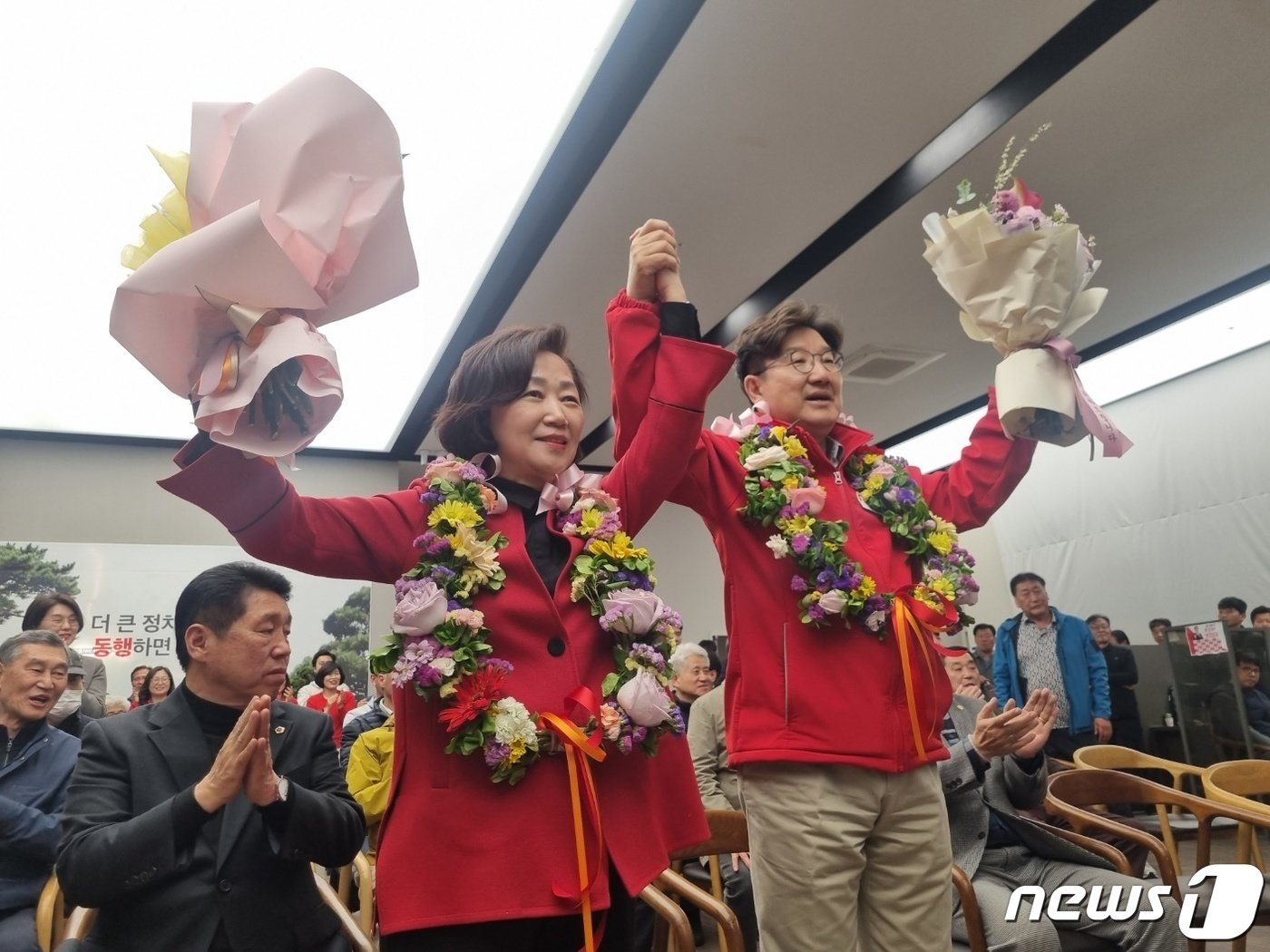 본문 이미지 - 22대 총선 강원 강릉 선거구에 출마해 당선이 확정된 권성동 국민의힘 후보가 승리 세레머니를 하고 있다. 2024.4.10/뉴스1 ⓒ News1 윤왕근 기자